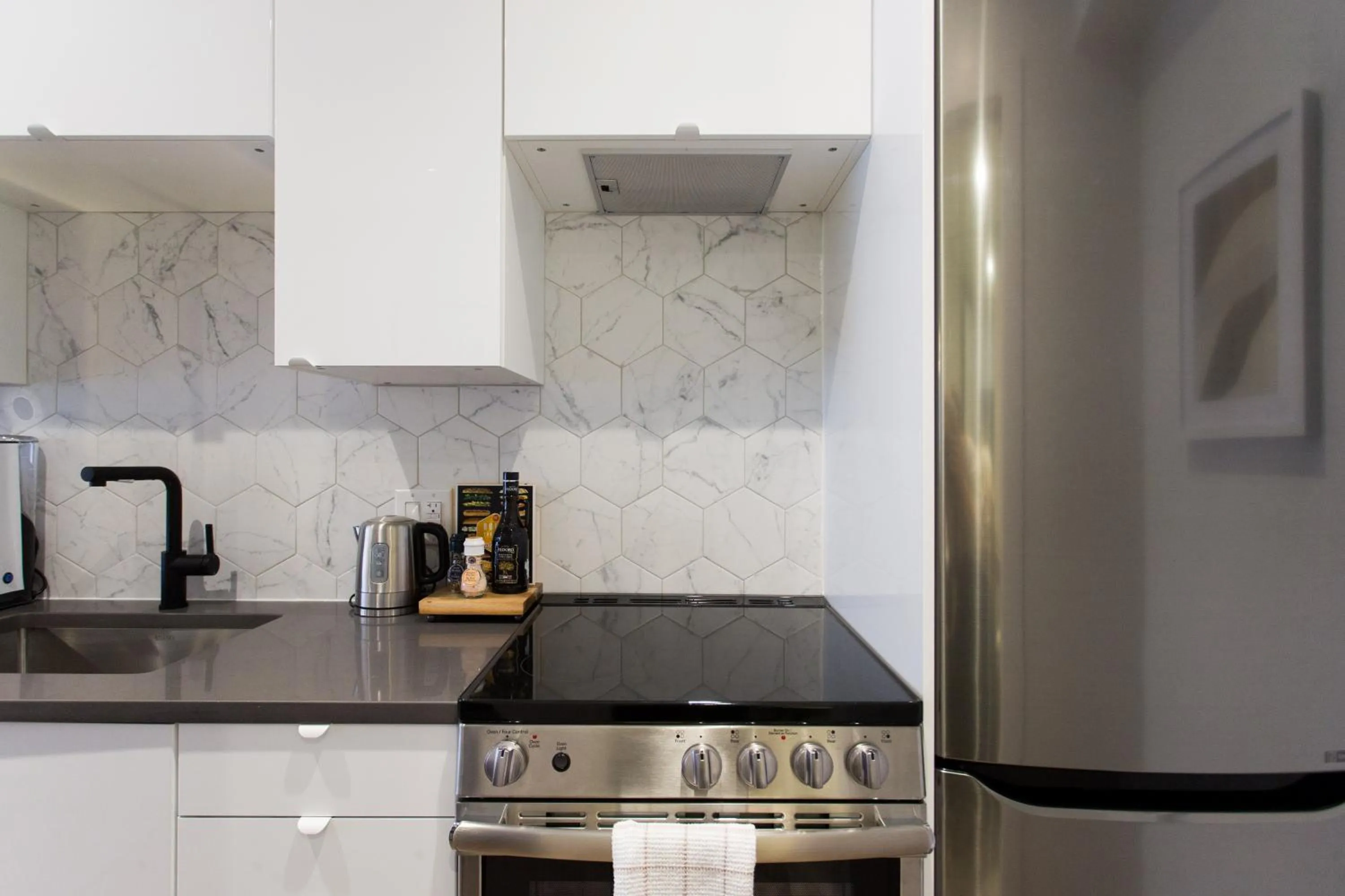 Blue Tropics Studio in Little Italy with kitchen by Den Stays