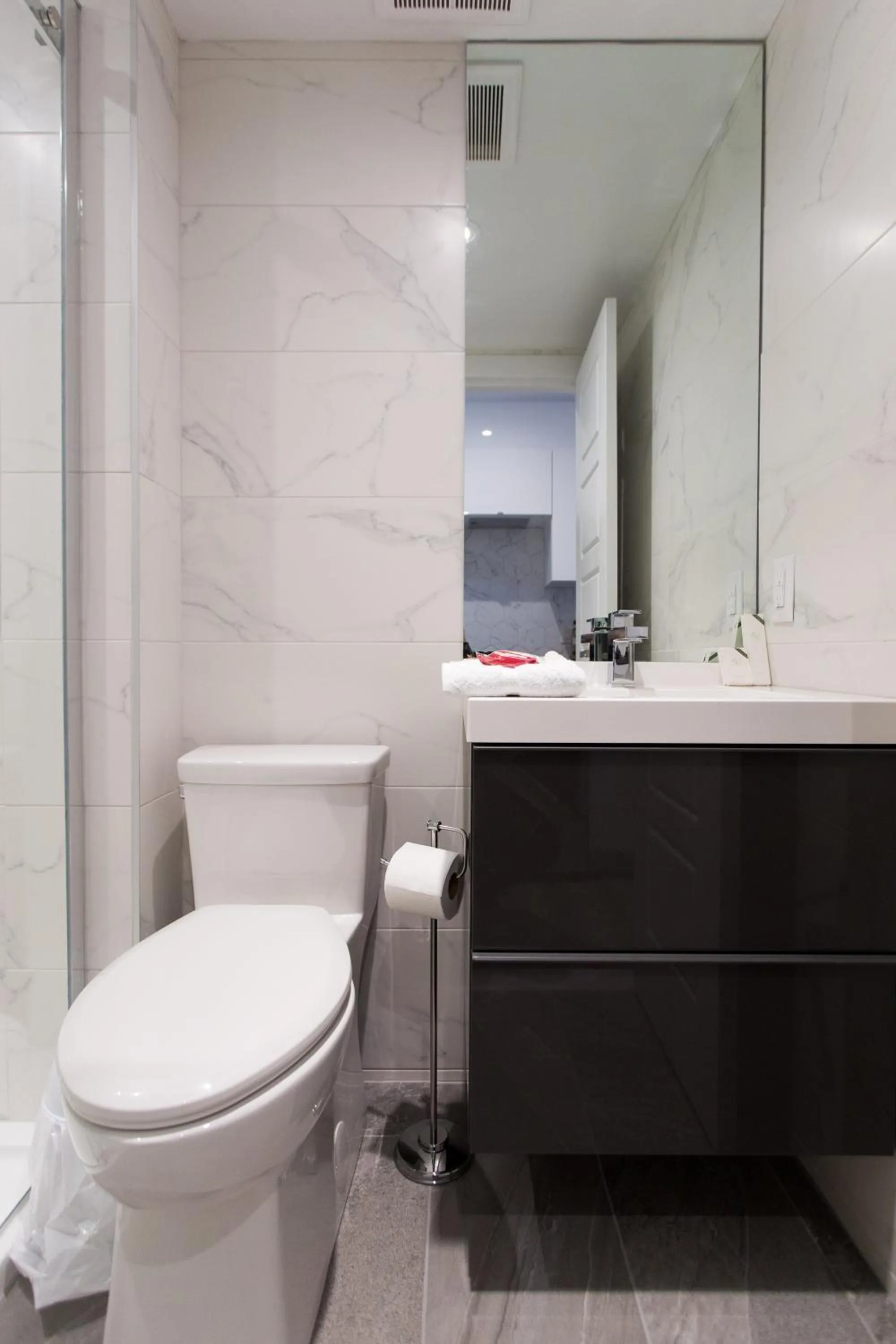 Blue Tropics Studio in Little Italy with kitchen by Den Stays