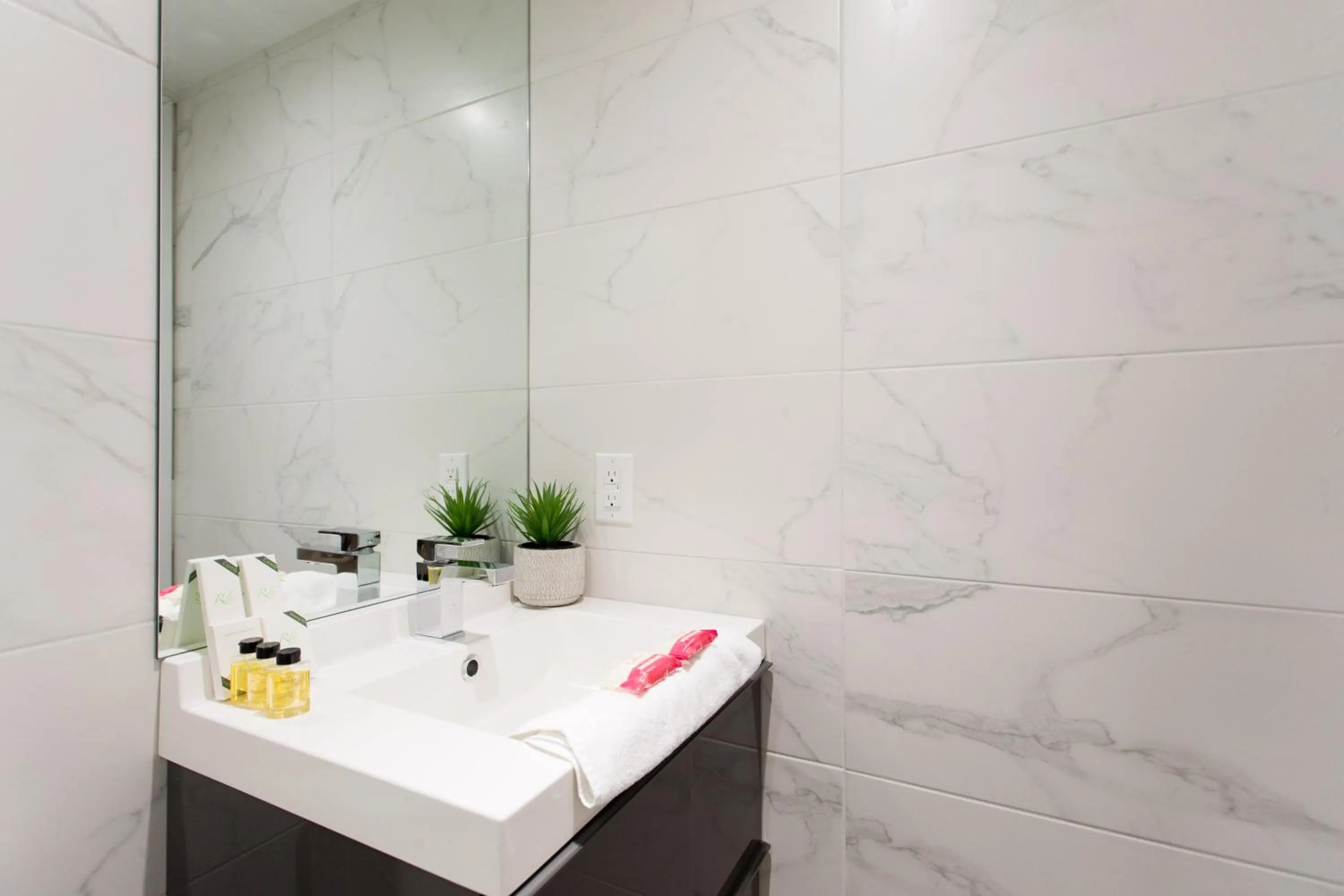 Scandinavian Studio with Full Kitchen and Bath by Den Stays