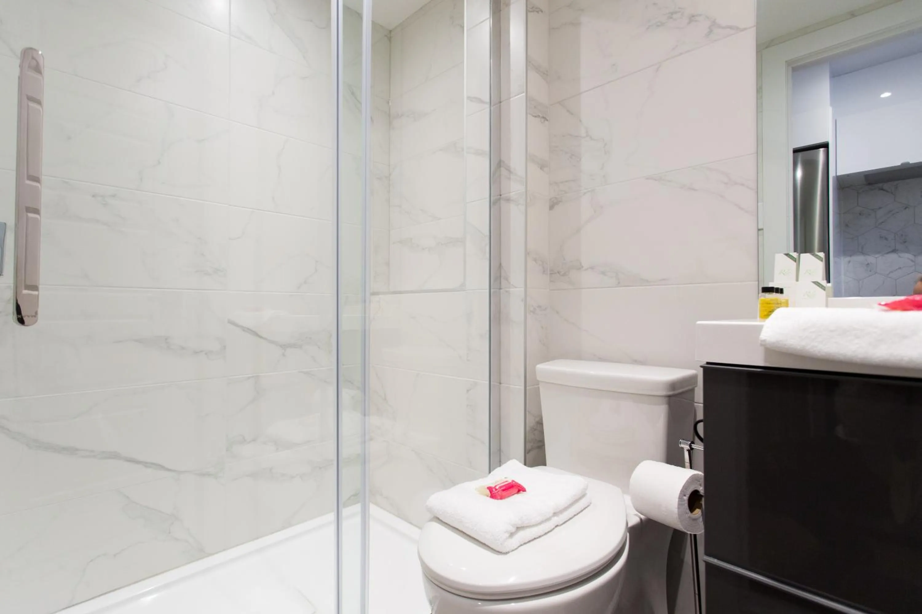 Scandinavian Studio with Full Kitchen and Bath by Den Stays