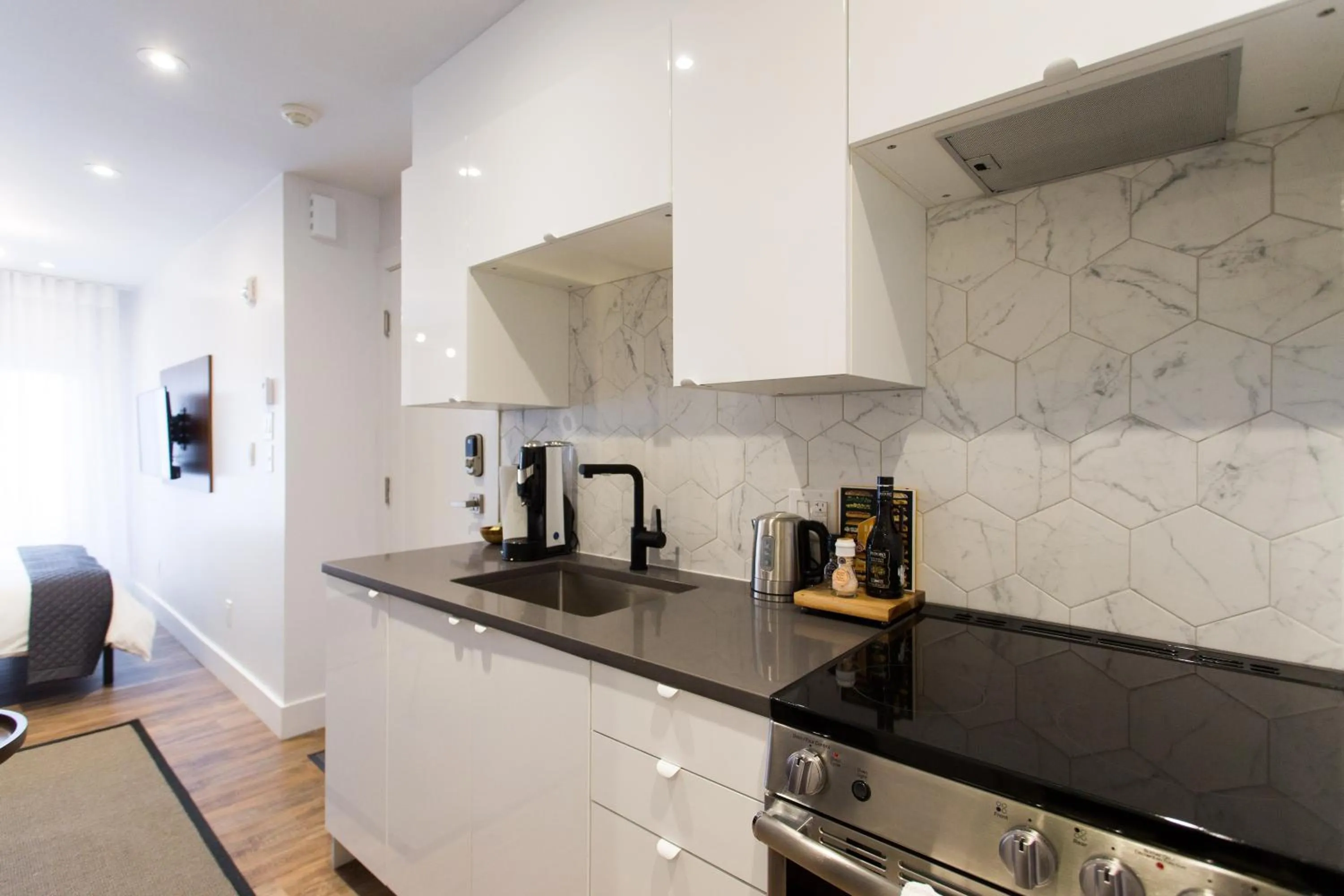 Scandinavian Studio with Full Kitchen and Bath by Den Stays