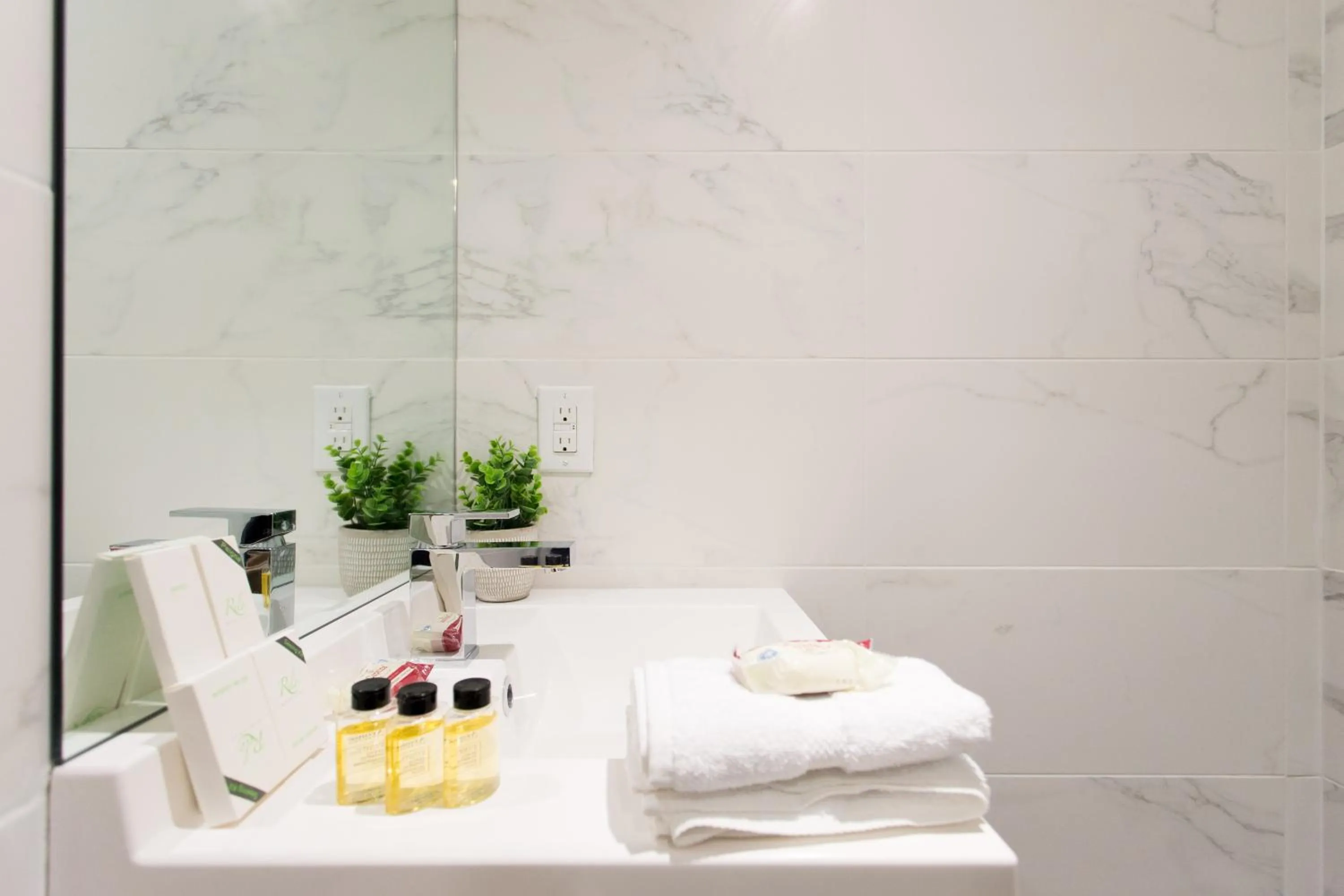 16 Studio Apartment-Hotel in Little Italy by Den Stays