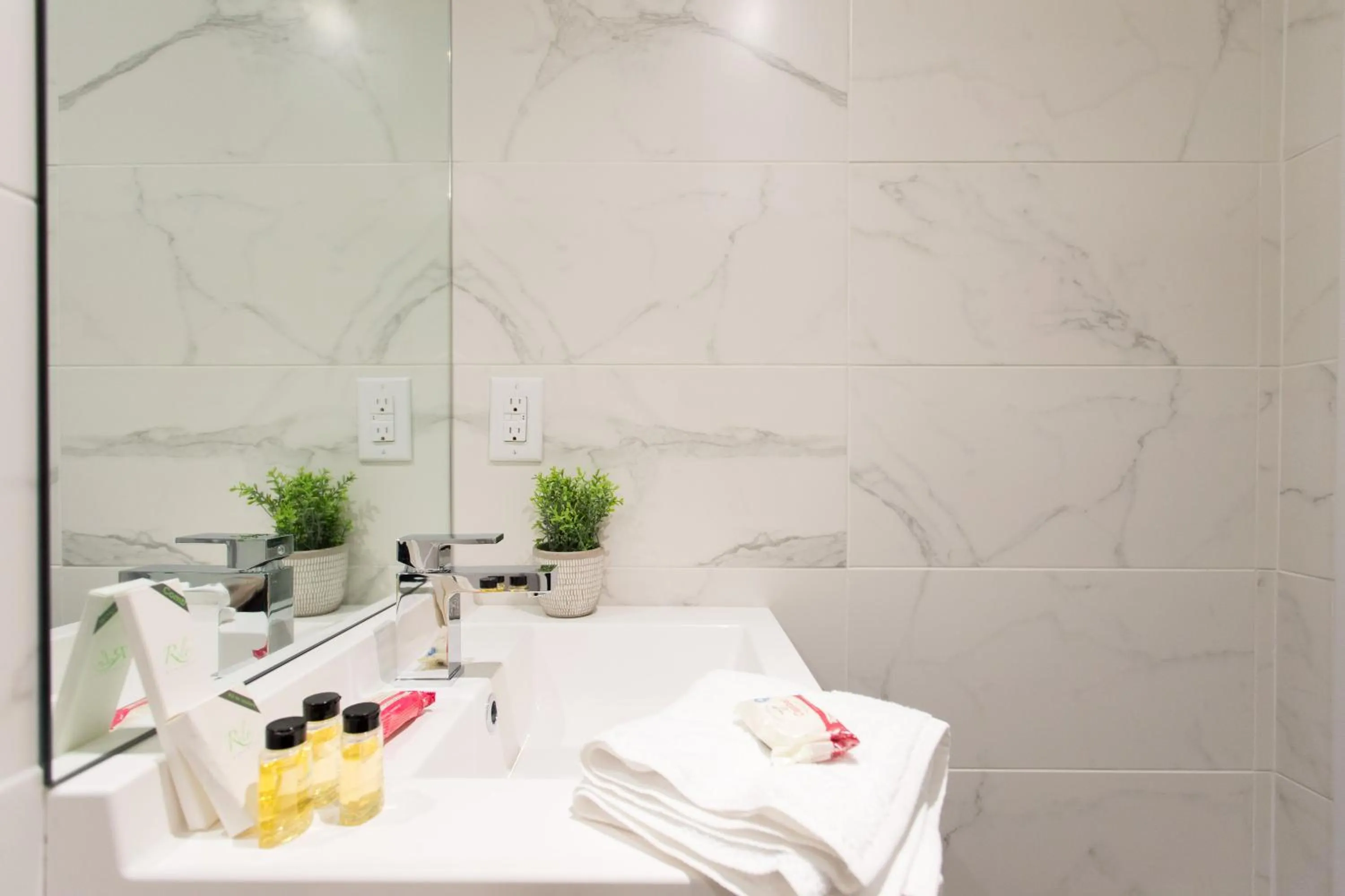 16 Studio Apartment-Hotel in Little Italy by Den Stays