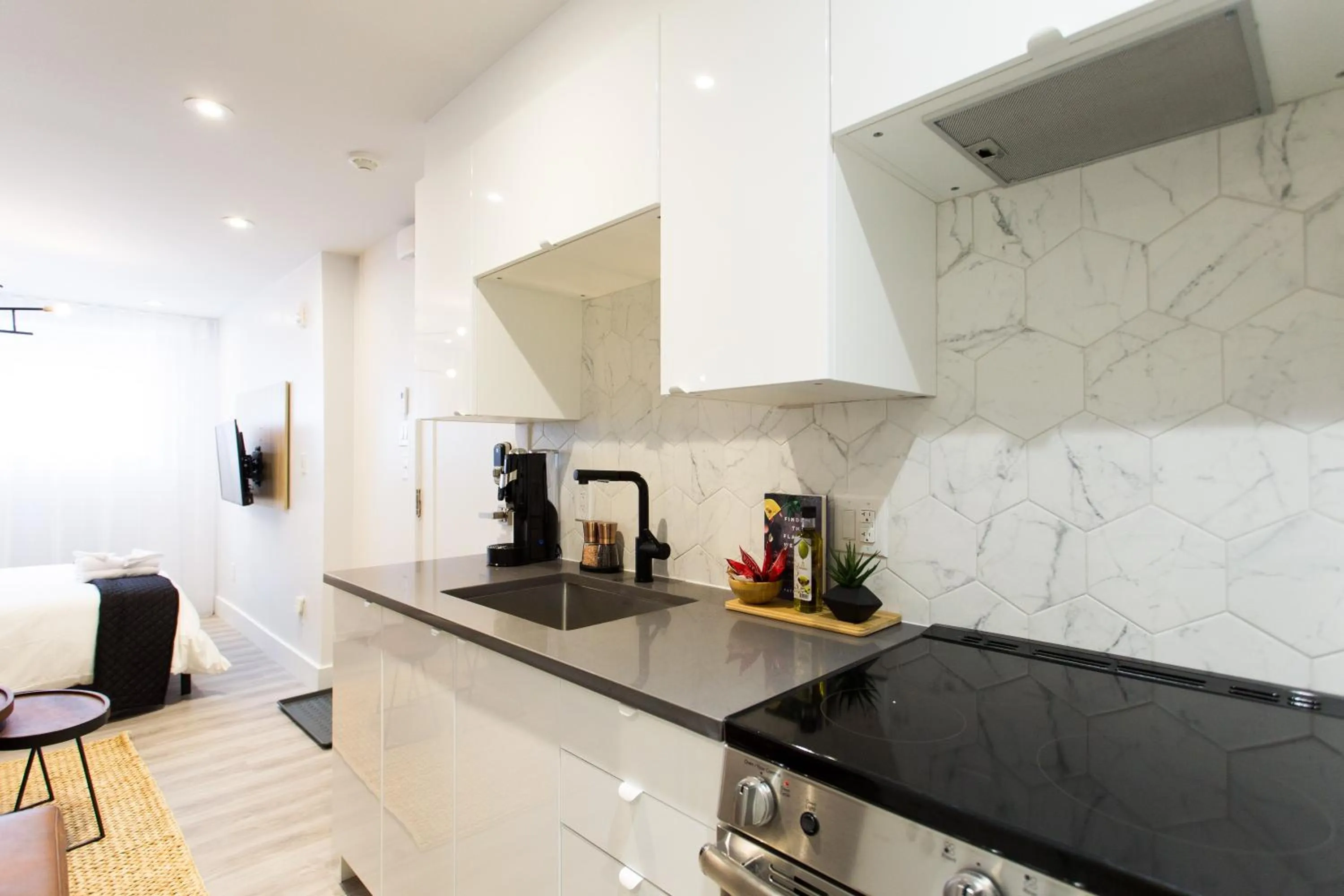 16 Studio Apartment-Hotel in Little Italy by Den Stays