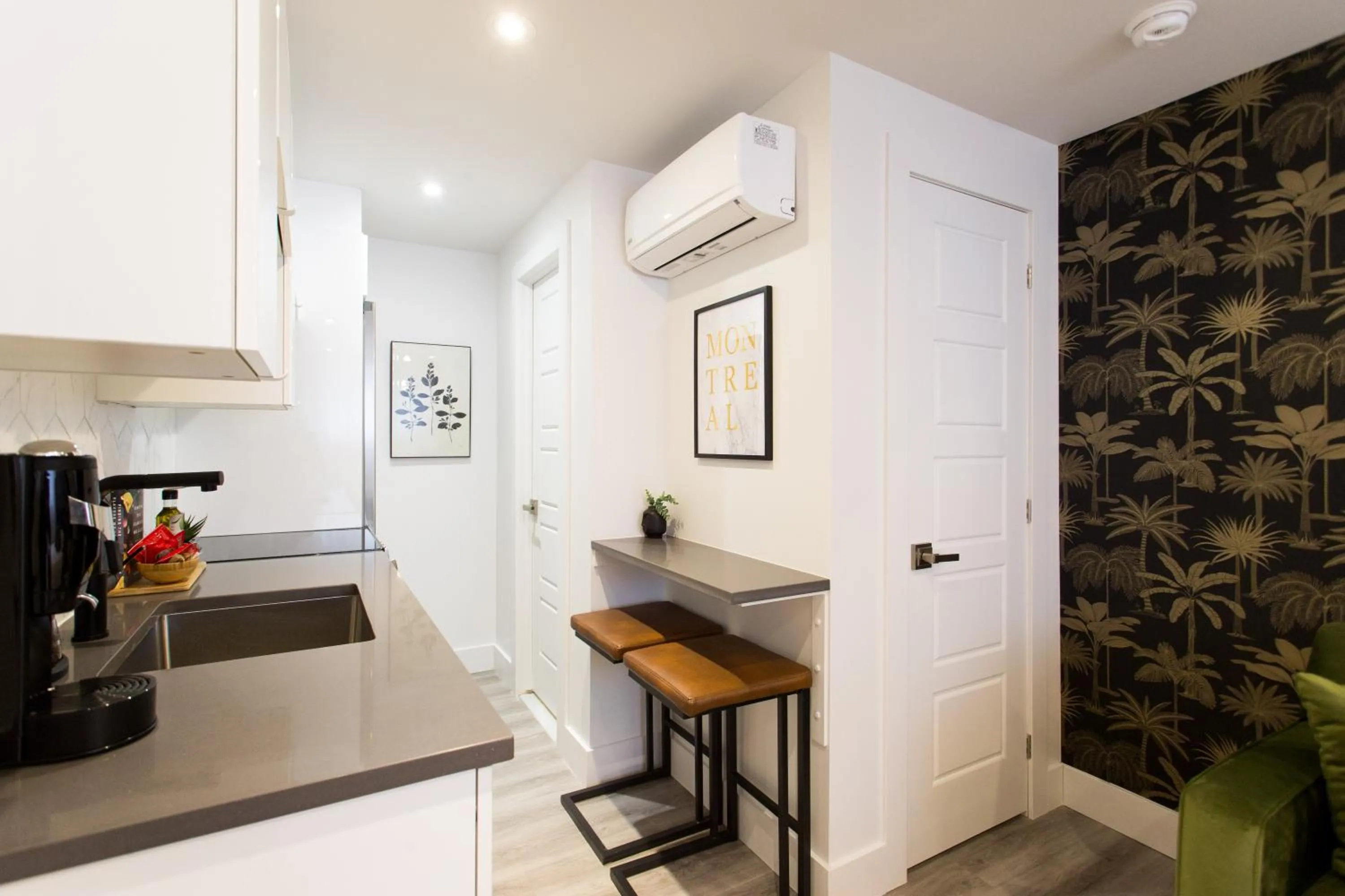 16 Studio Apartment-Hotel in Little Italy by Den Stays