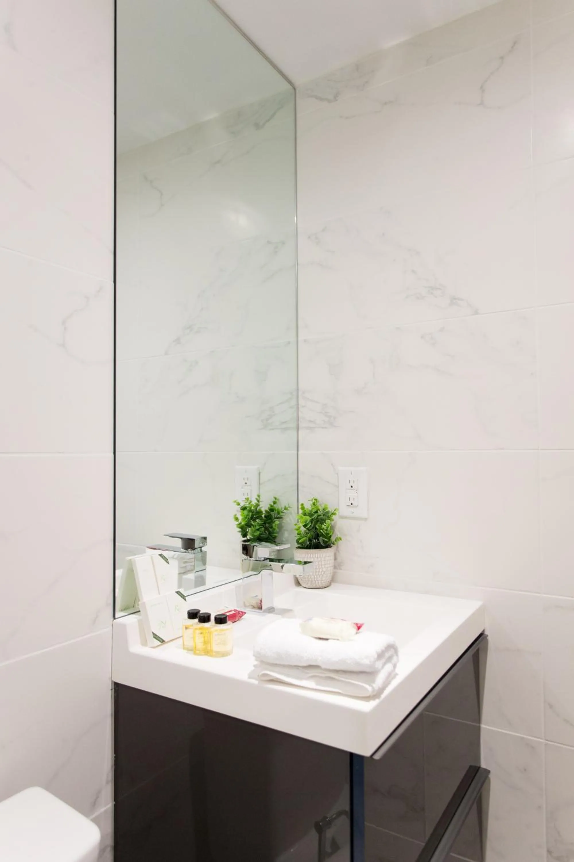 16 Studio Apartment-Hotel in Little Italy by Den Stays