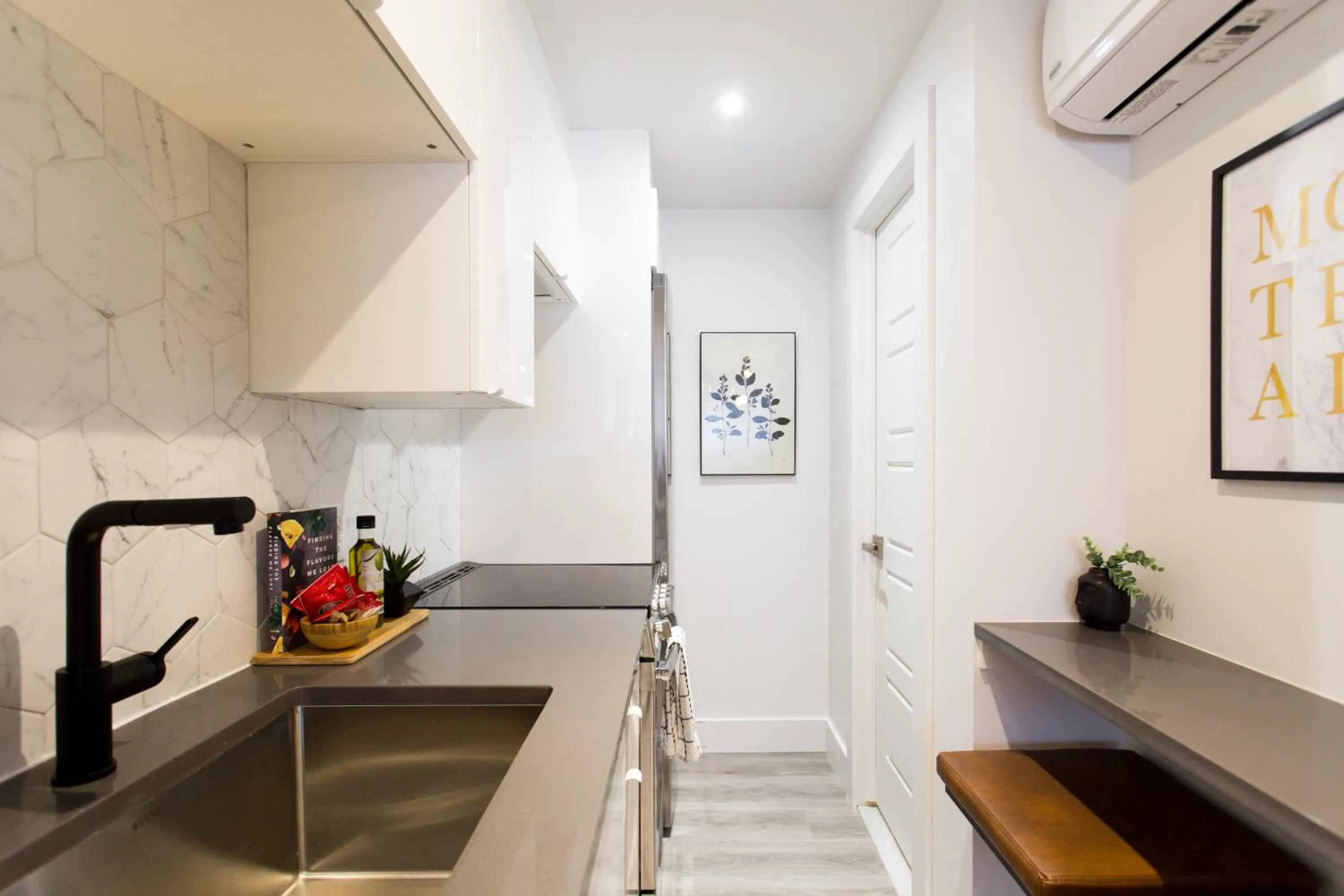 16 Studio Apartment-Hotel in Little Italy by Den Stays