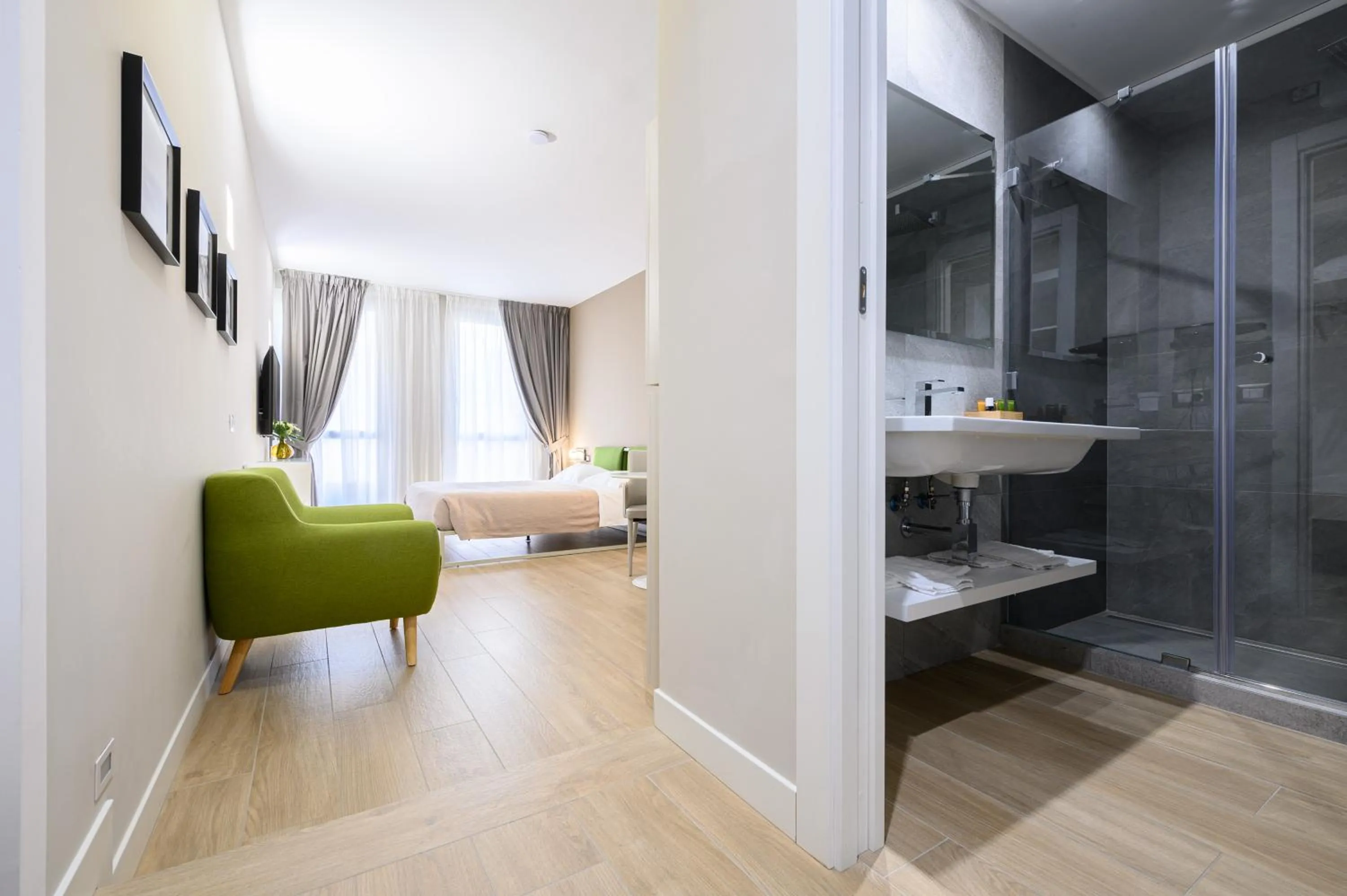 Shower, Bed in Alma Suites