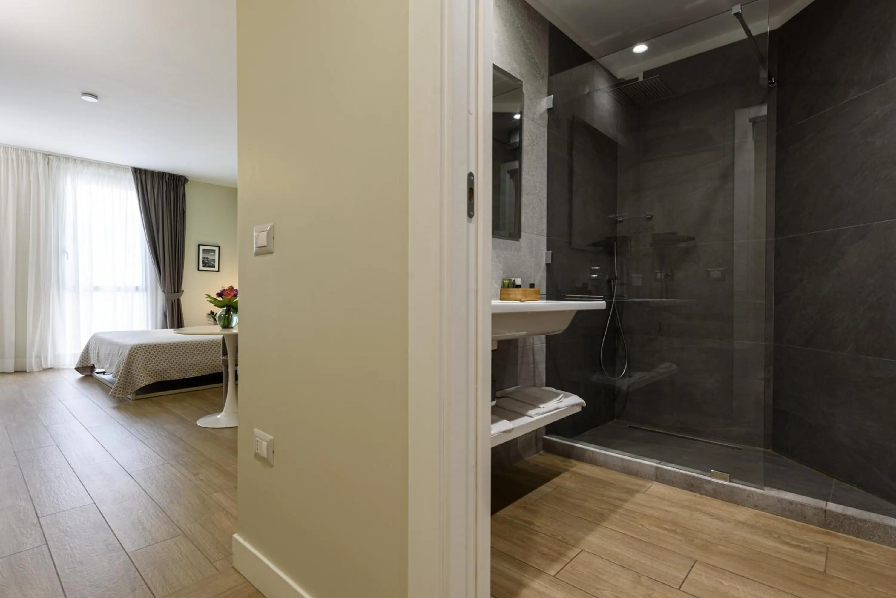 Bathroom, Bed in Alma Suites