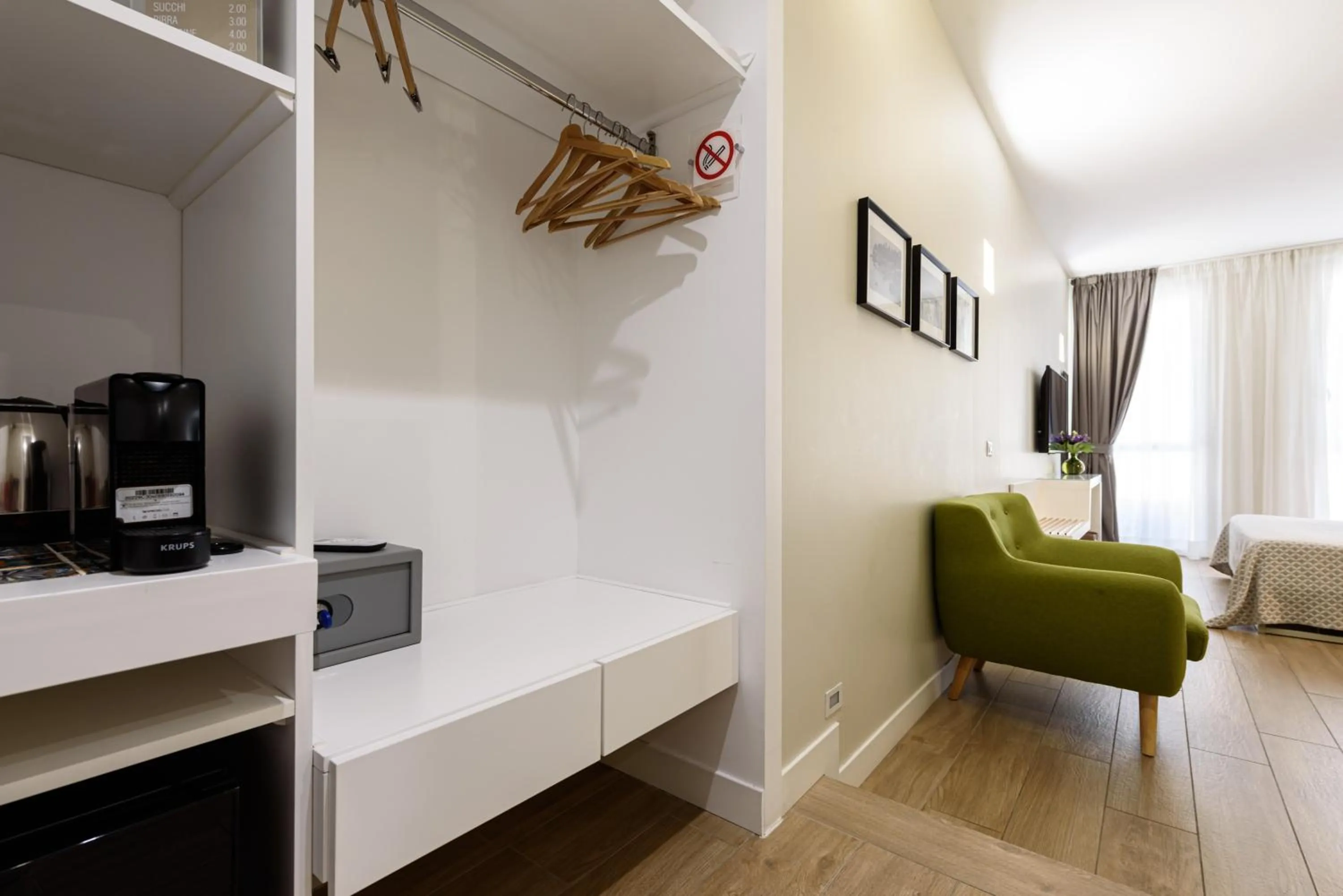 Photo of the whole room in Alma Suites