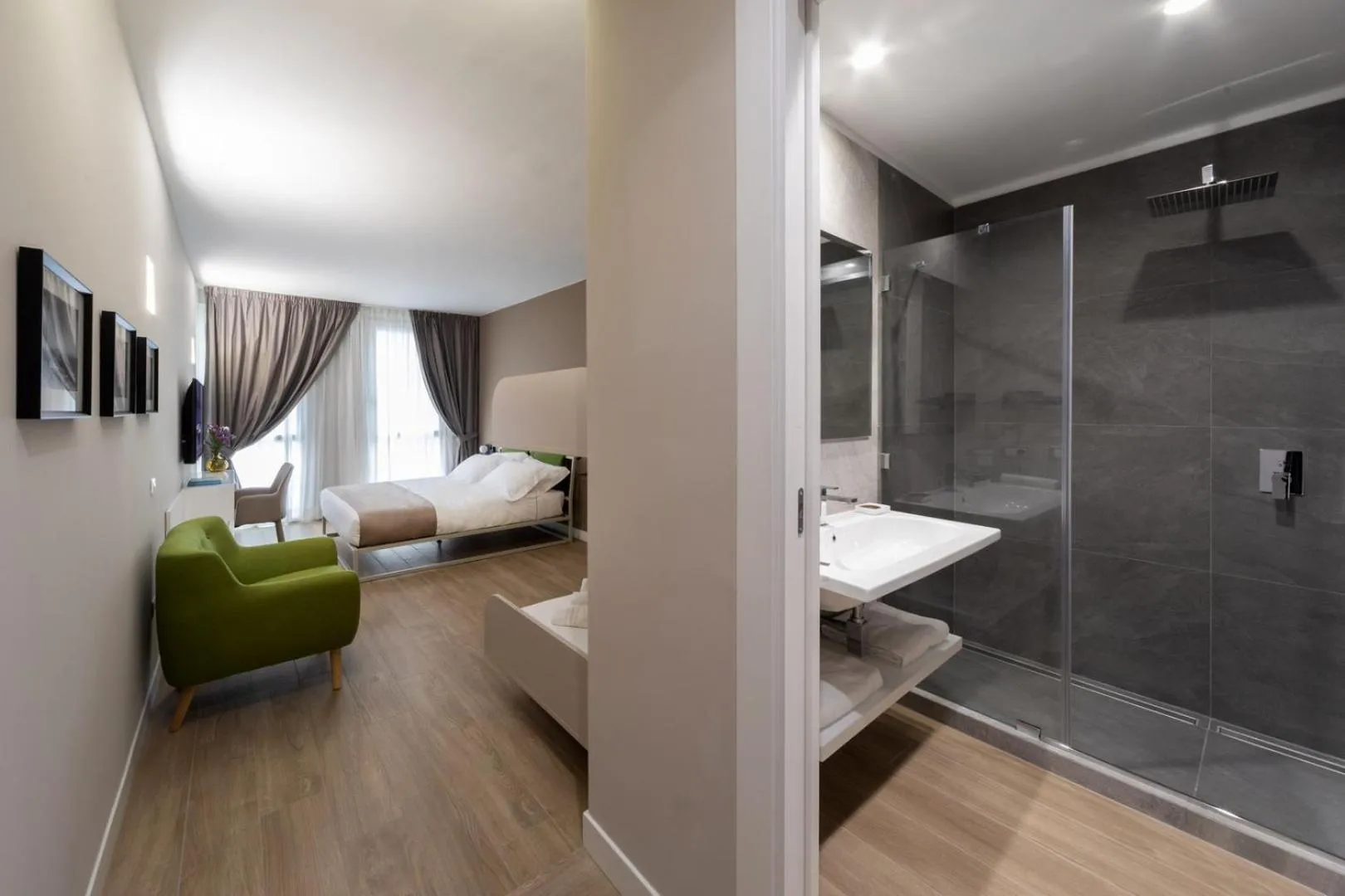 Shower, Bed in Alma Suites