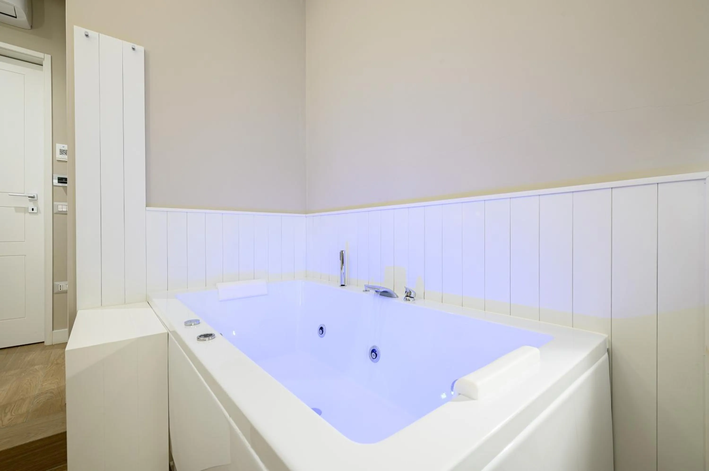 Hot Tub in Alma Suites