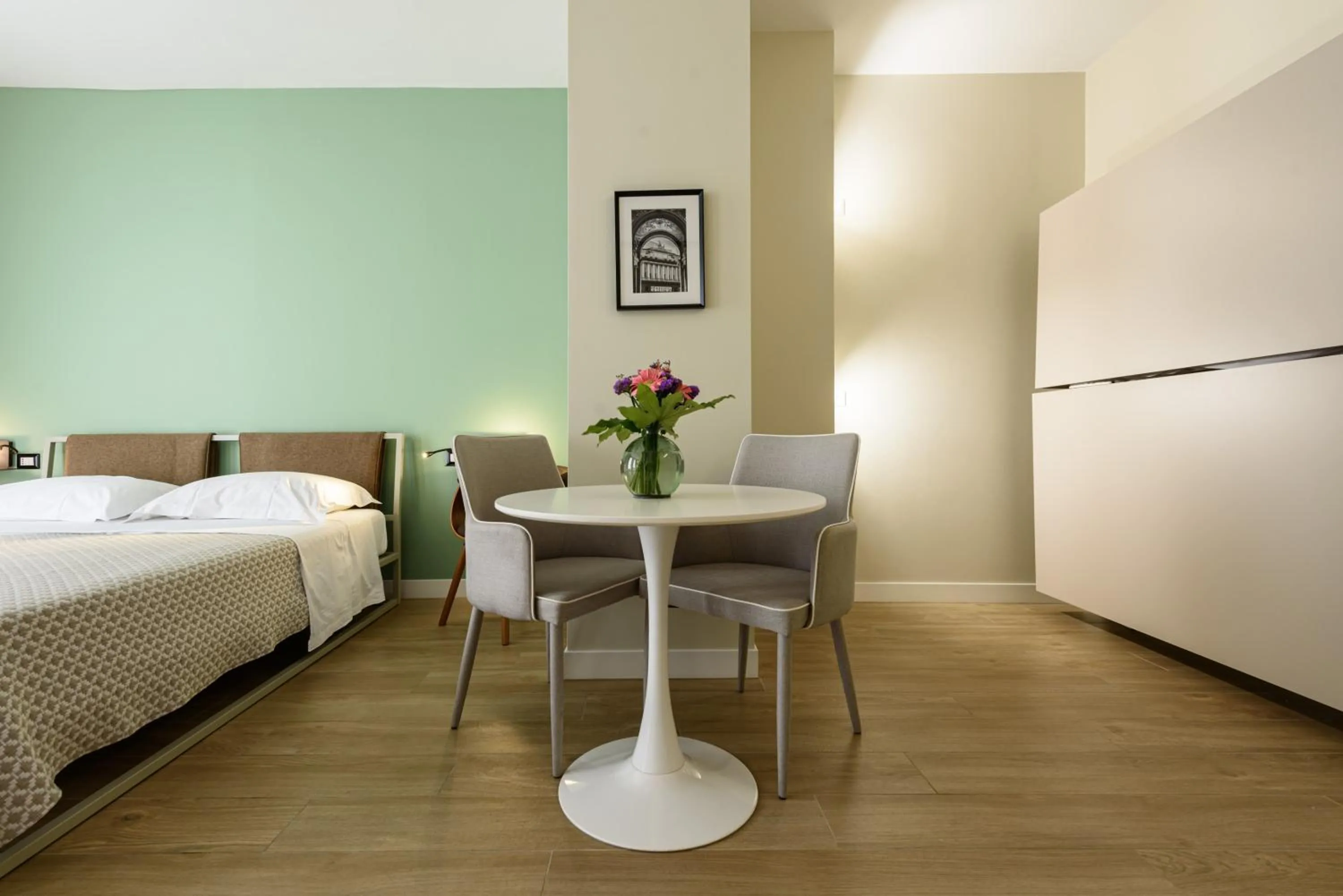 Seating area, Bed in Alma Suites