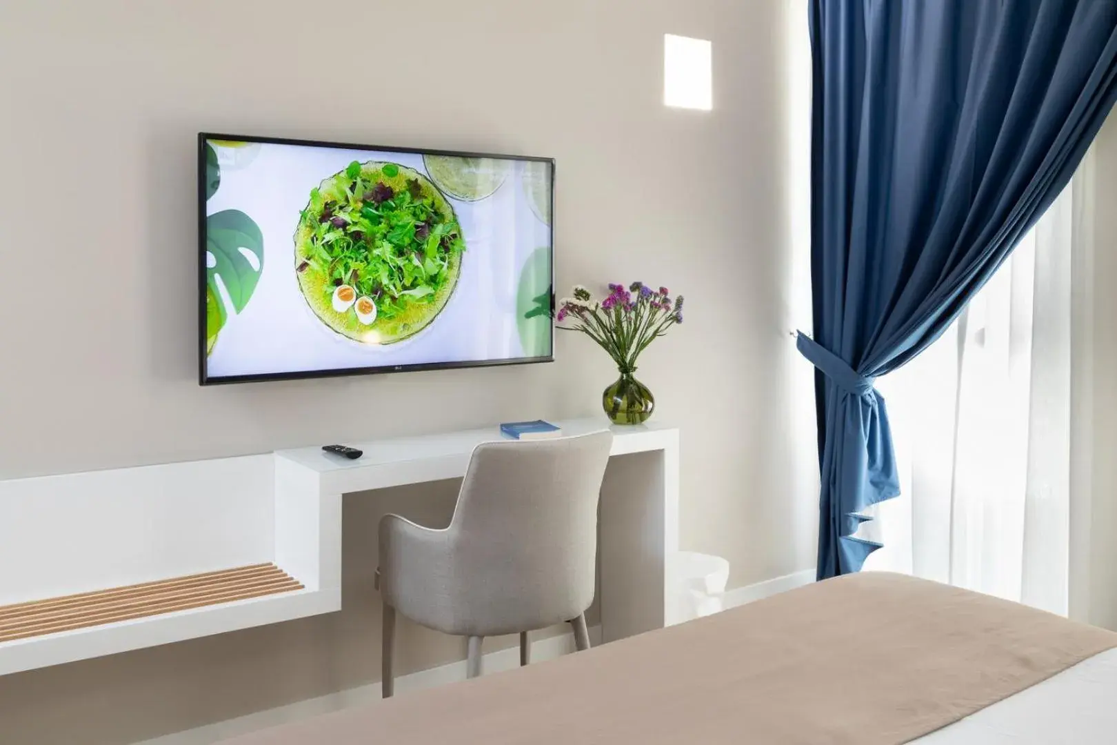 Deluxe Double Room with Bath in Alma Suites Deluxe Double Room with Bath in Alma Suites