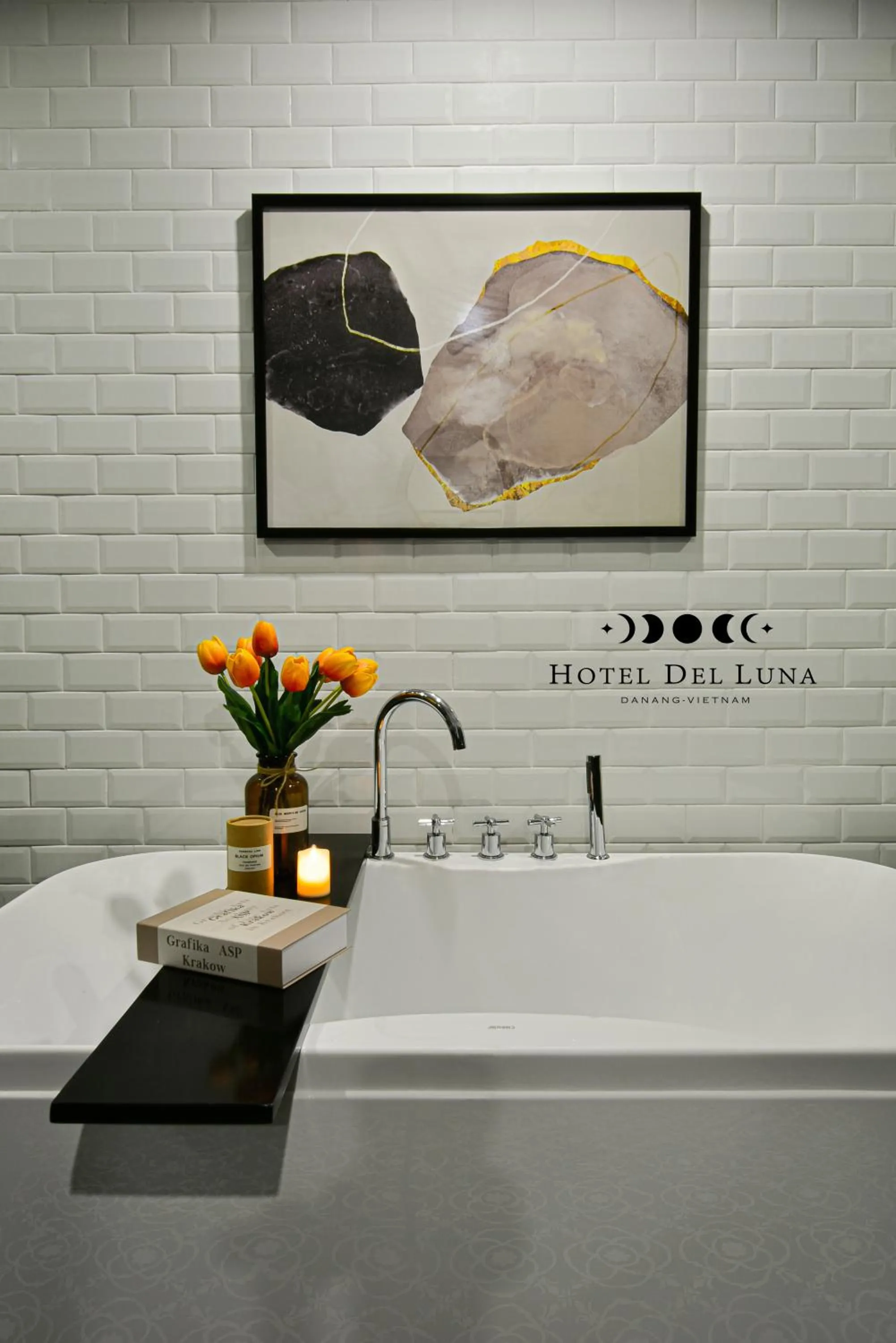 Shower in Hotel Del Luna Boutique