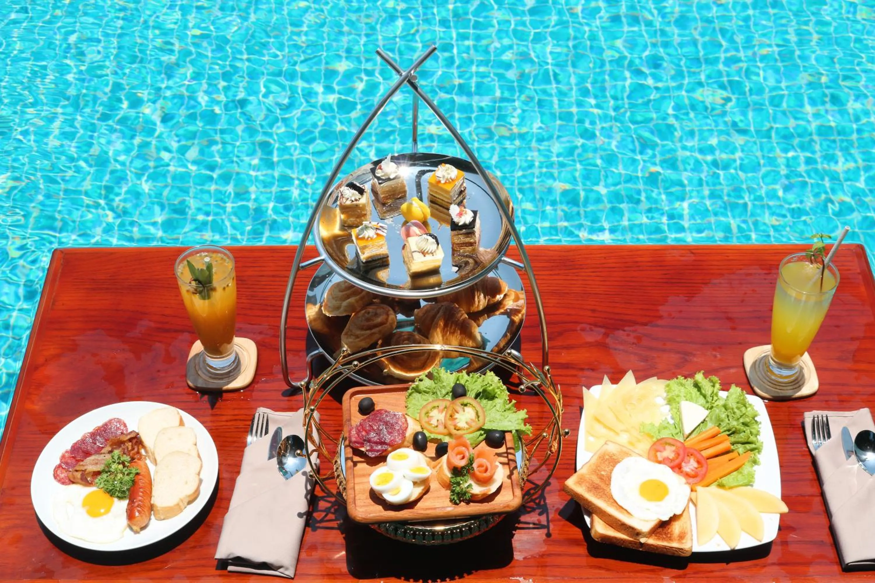 Swimming pool in Hotel Del Luna Boutique