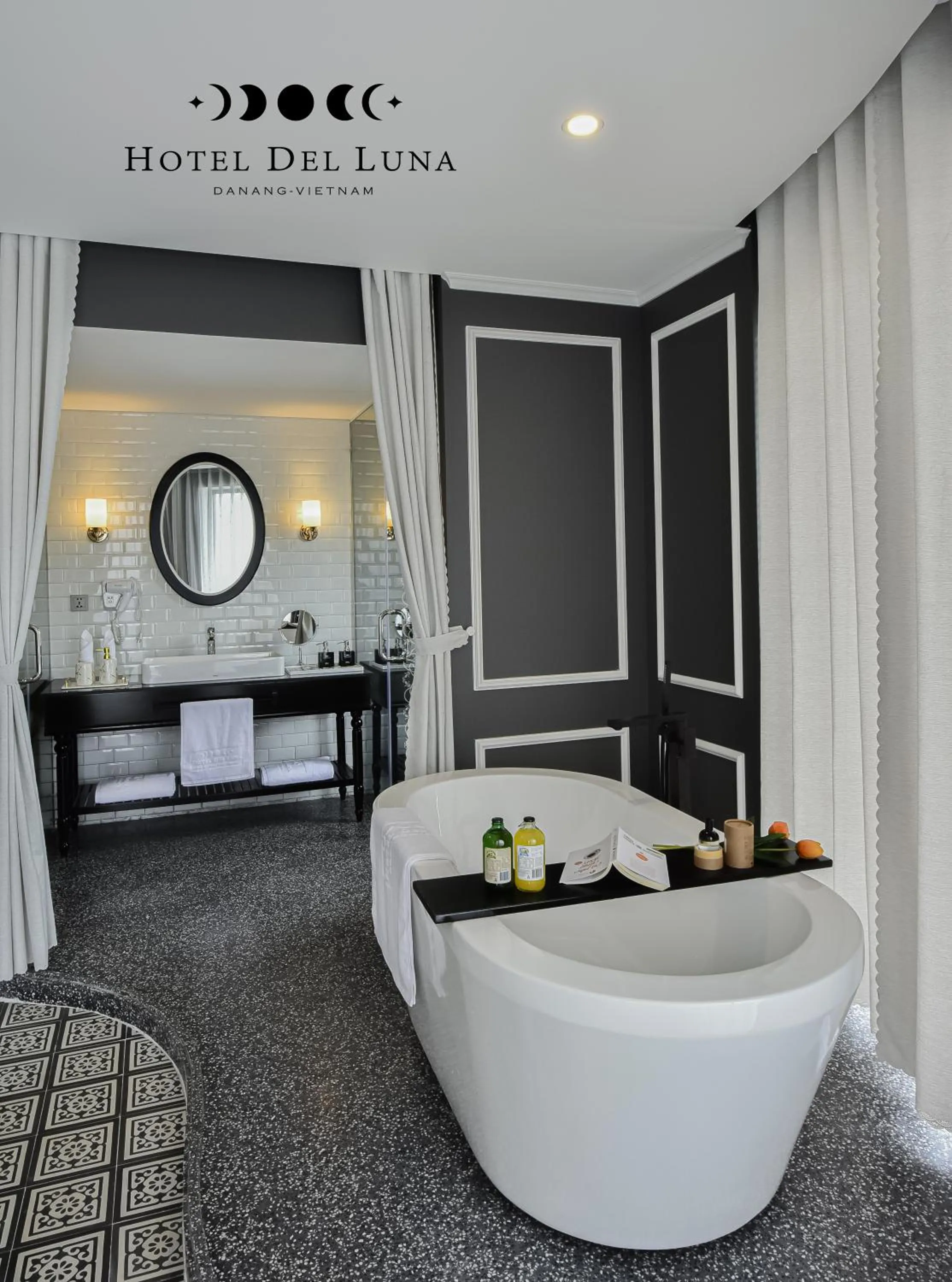 Toilet, Bed in Hotel Del Luna Boutique