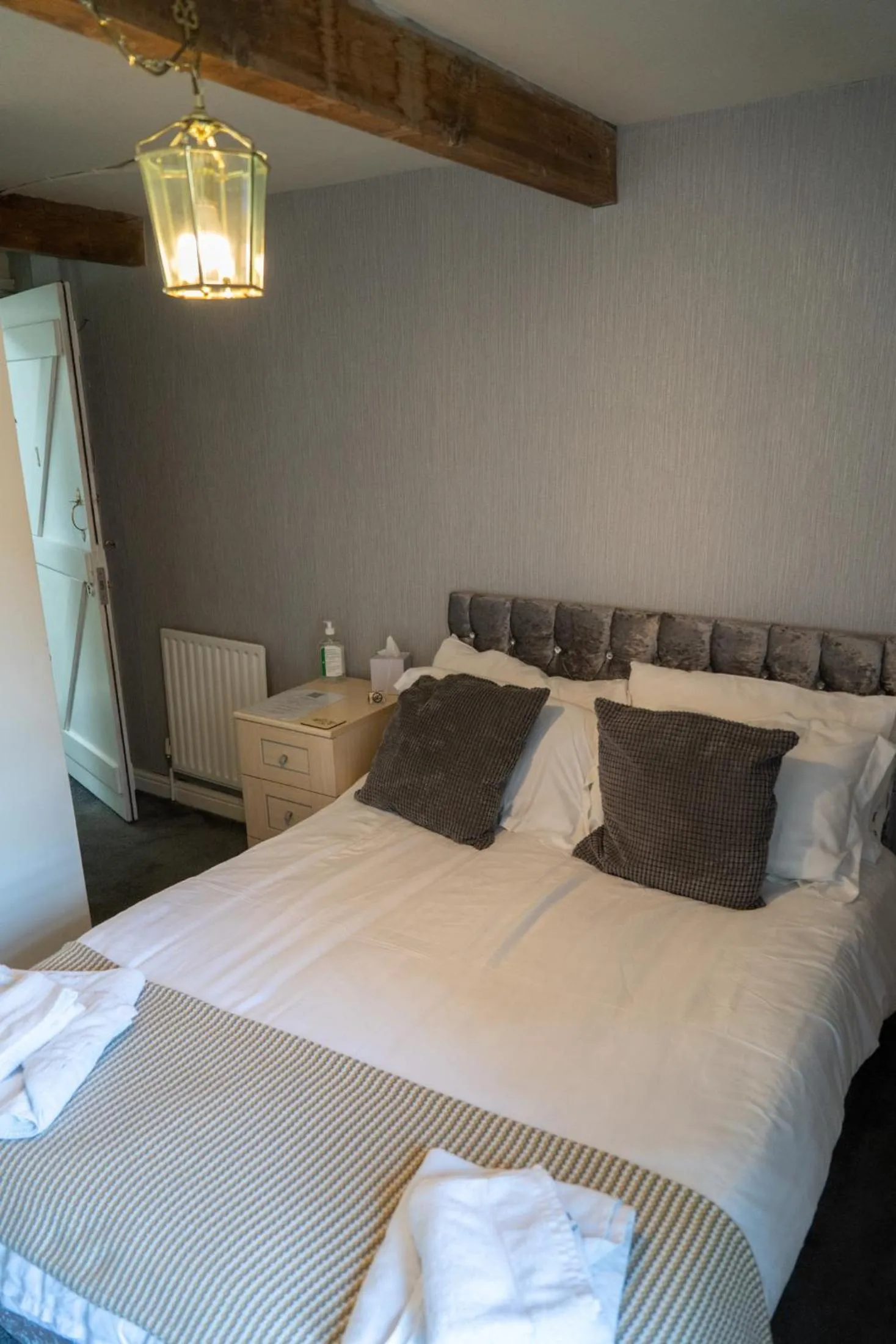 Bedroom in The White Horse Inn