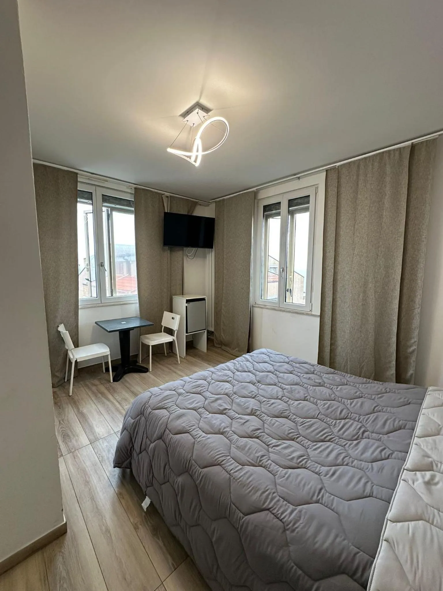 Photo of the whole room, Bed in chalet del sole