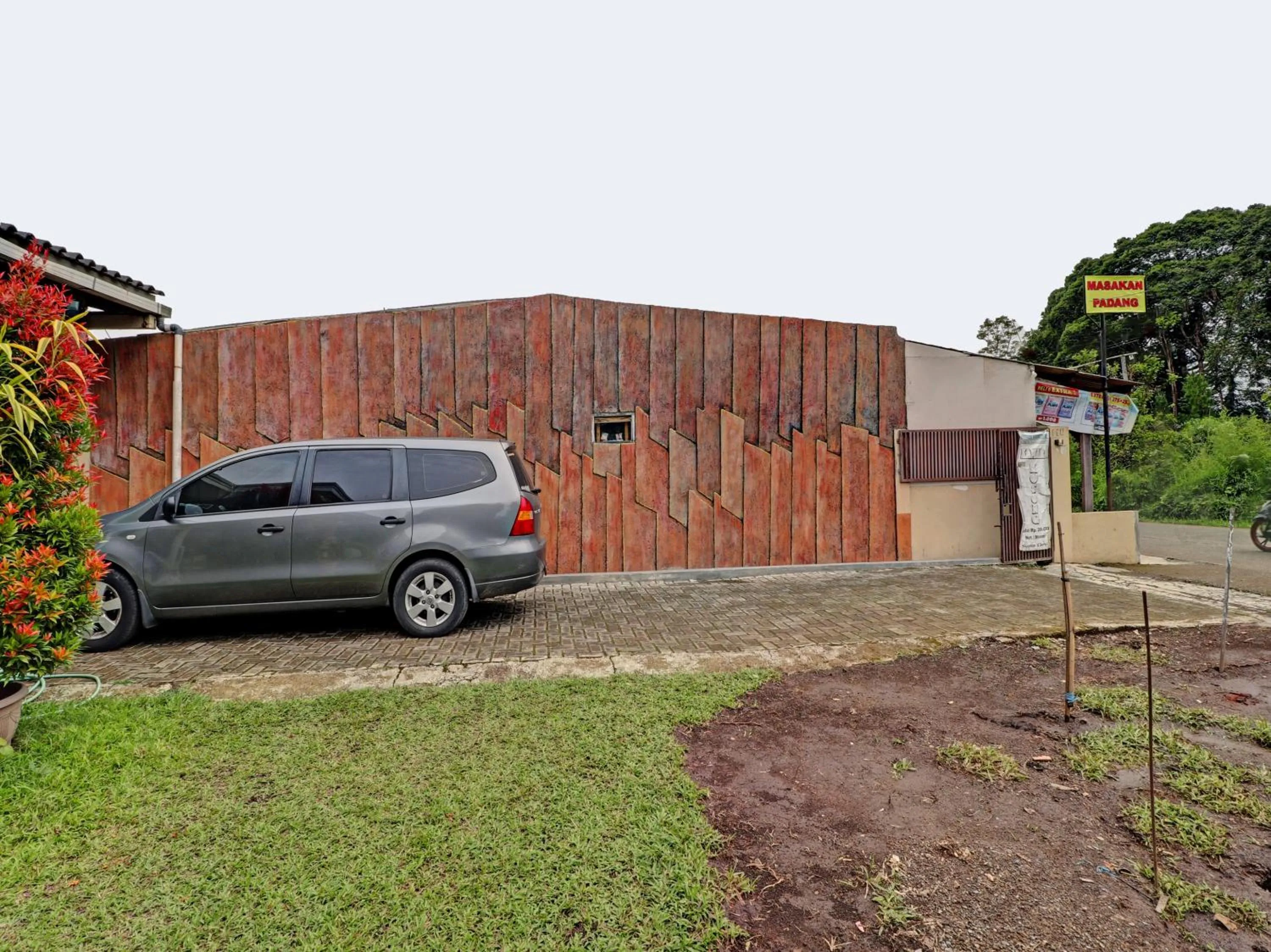 Parking in OYO 90454 Adinda Homestay Cibodas Lembang