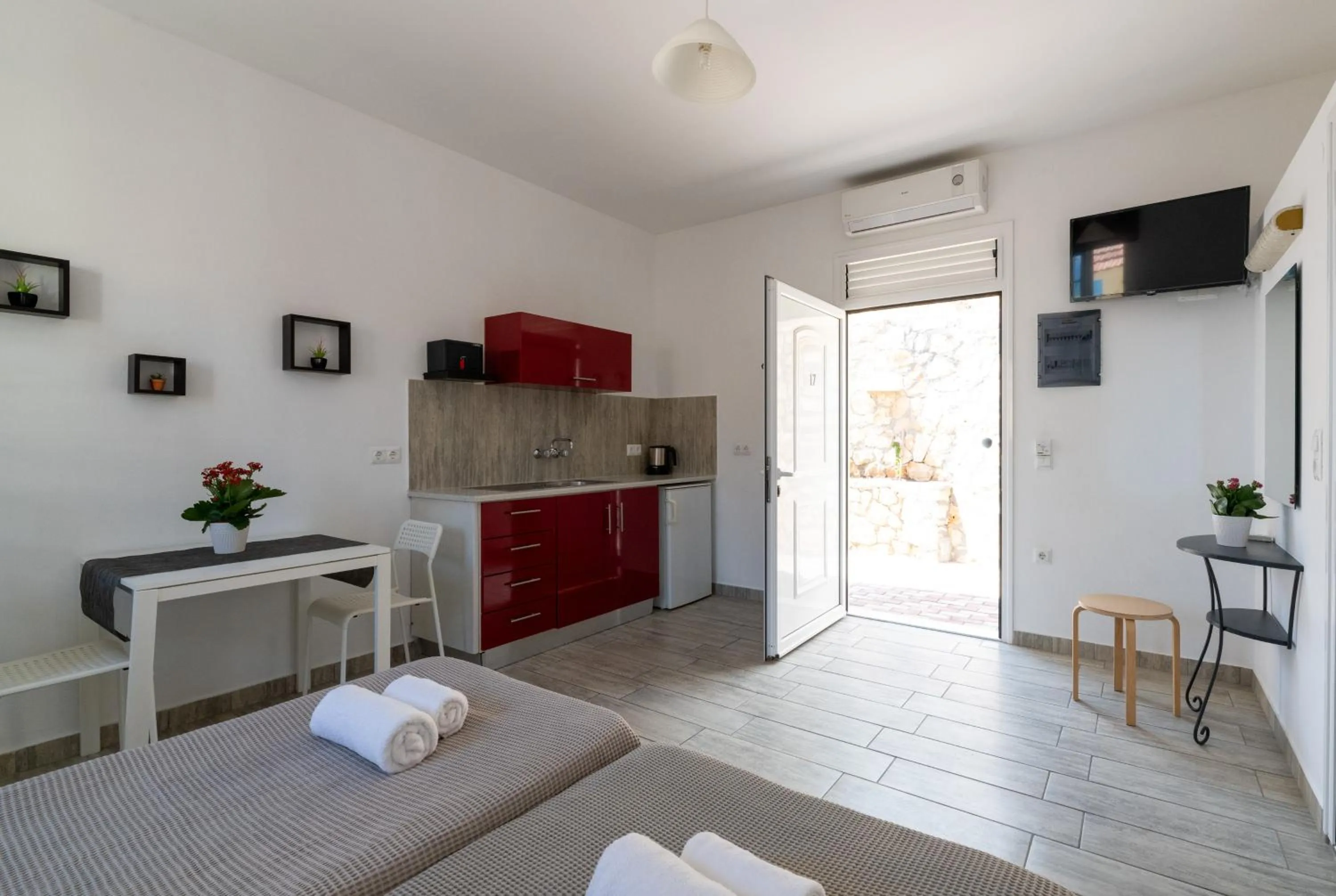 TV and multimedia, Bed in Pefkos View Apartments