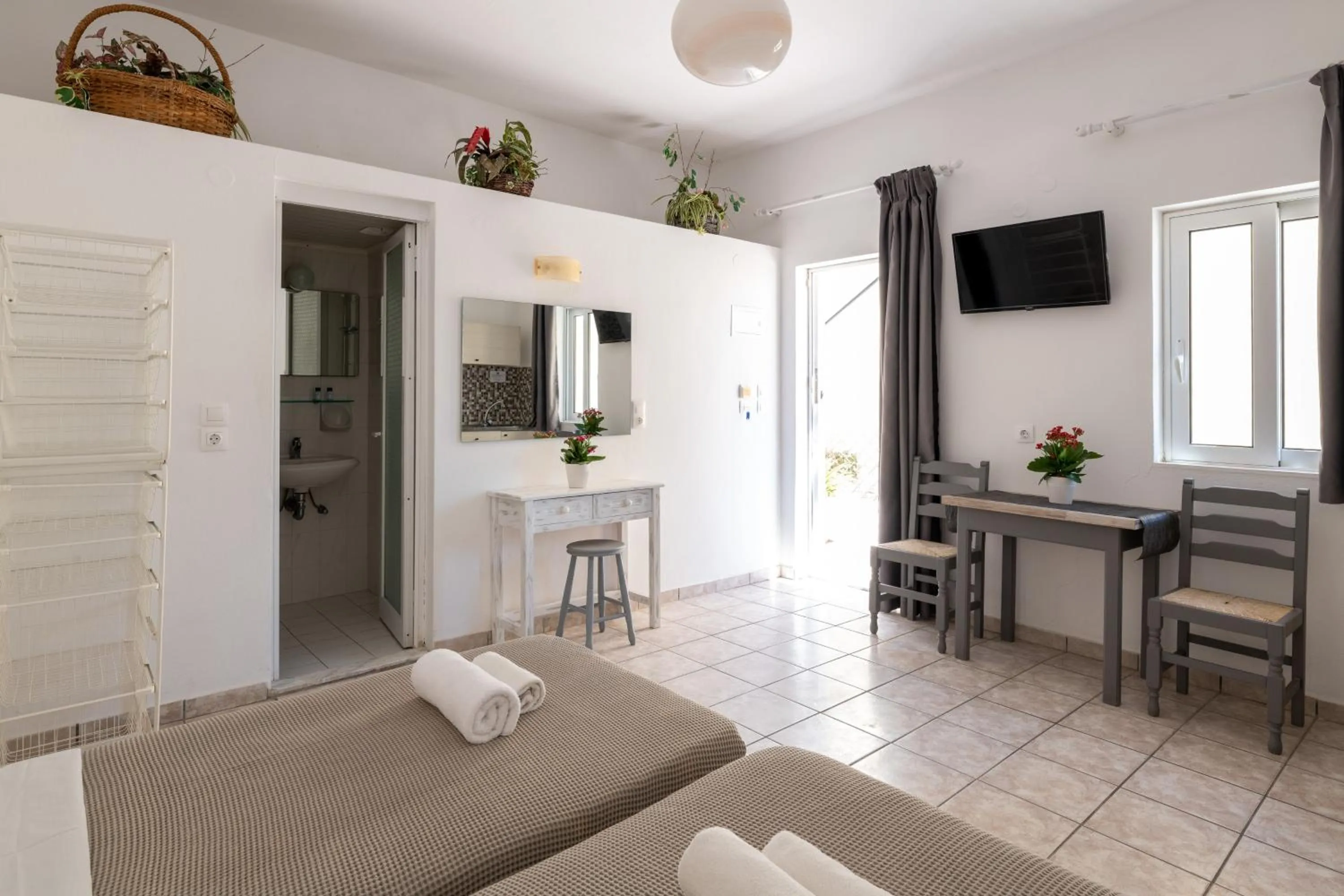 Photo of the whole room in Pefkos View Apartments