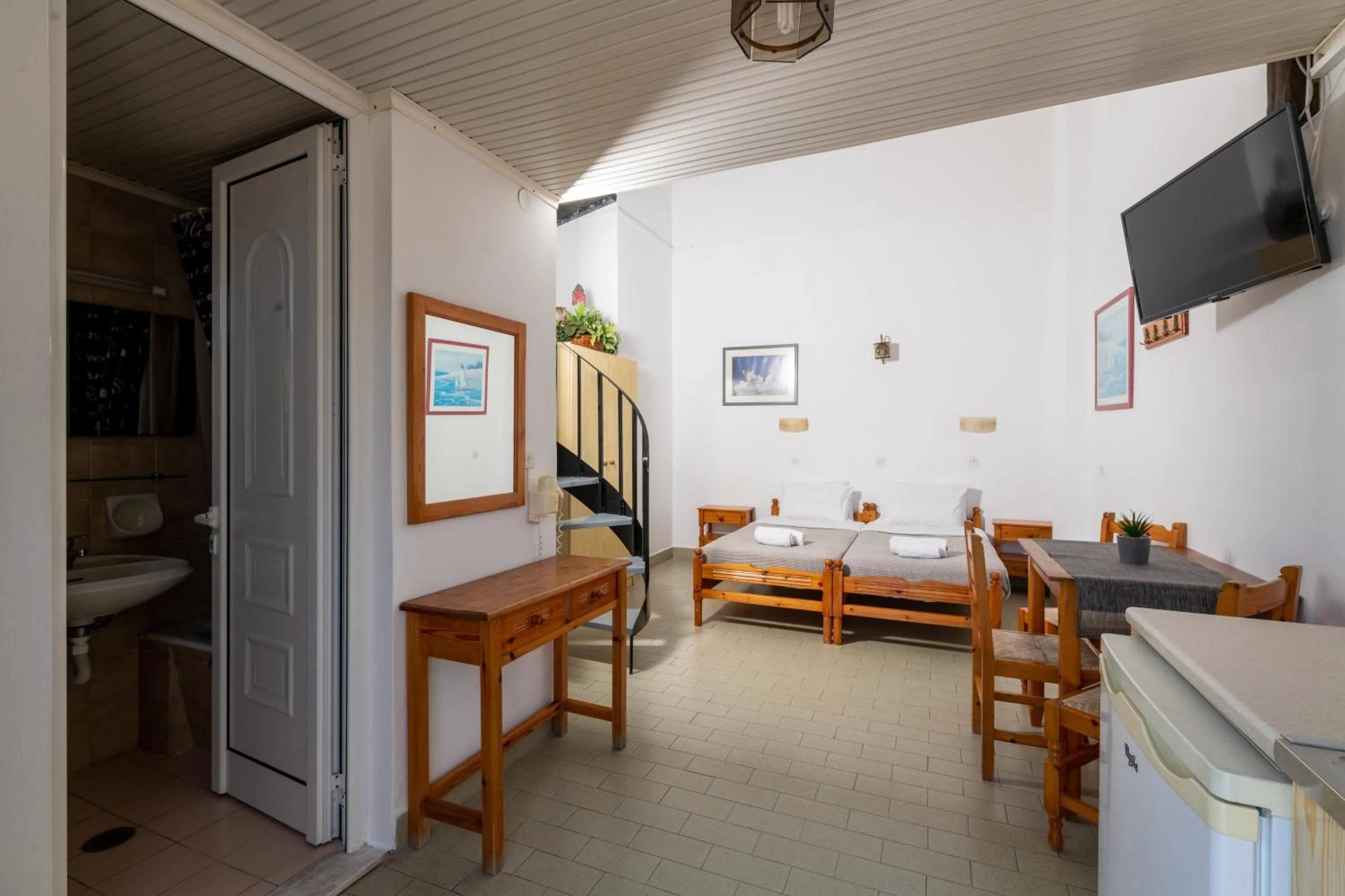 Dining area in Pefkos View Apartments