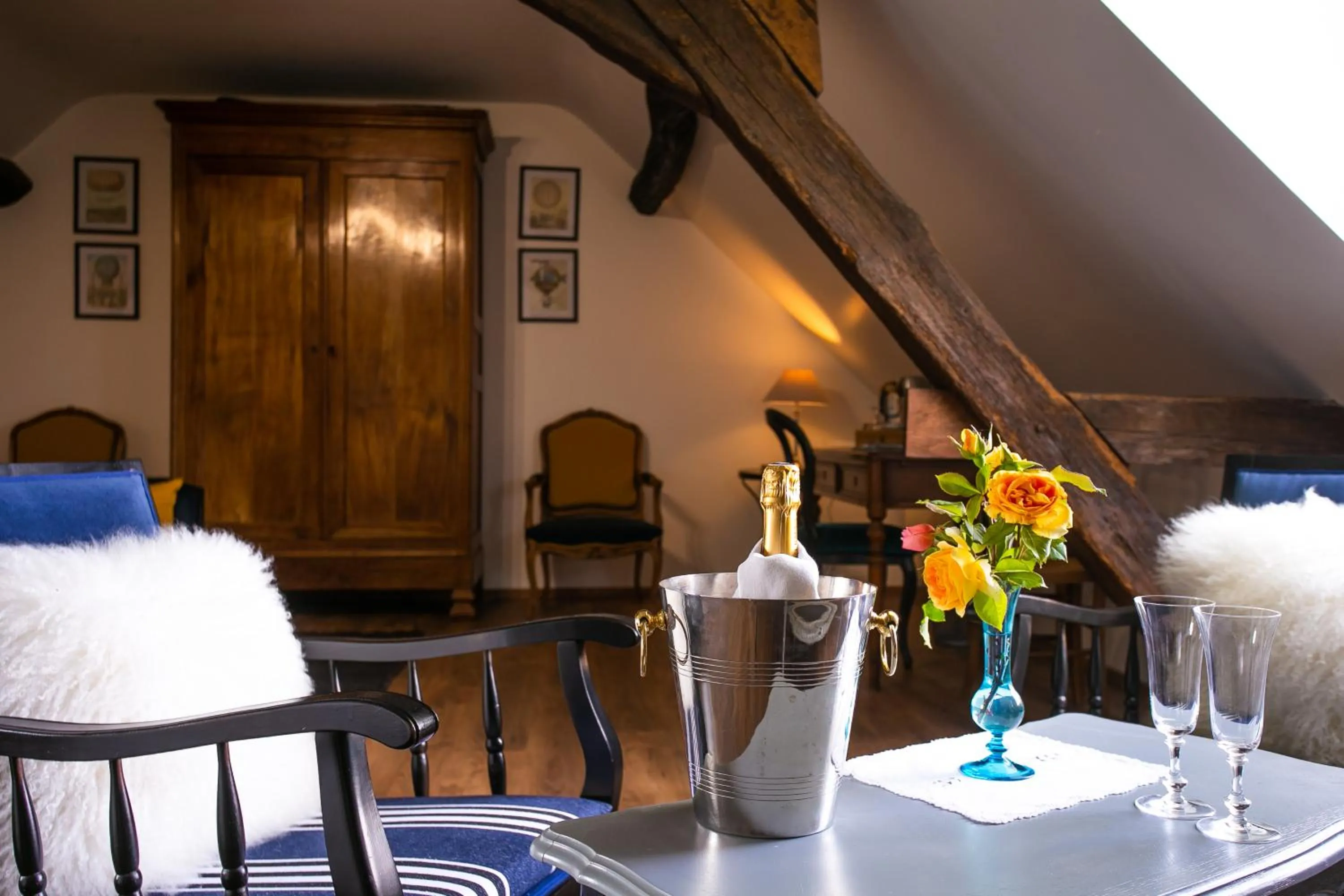 Seating area in L'ANGELINE