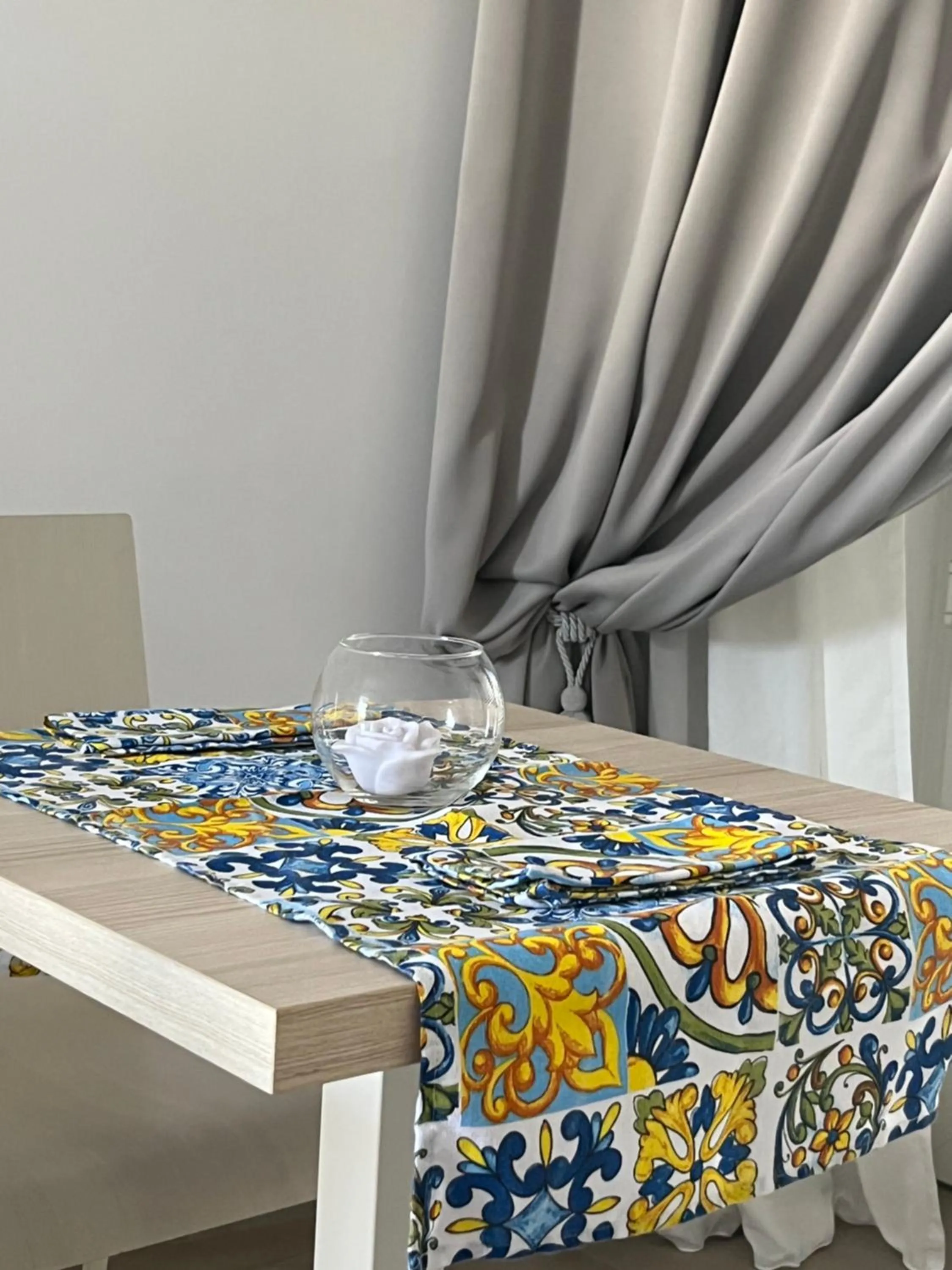 Photo of the whole room, Bed in Love inn