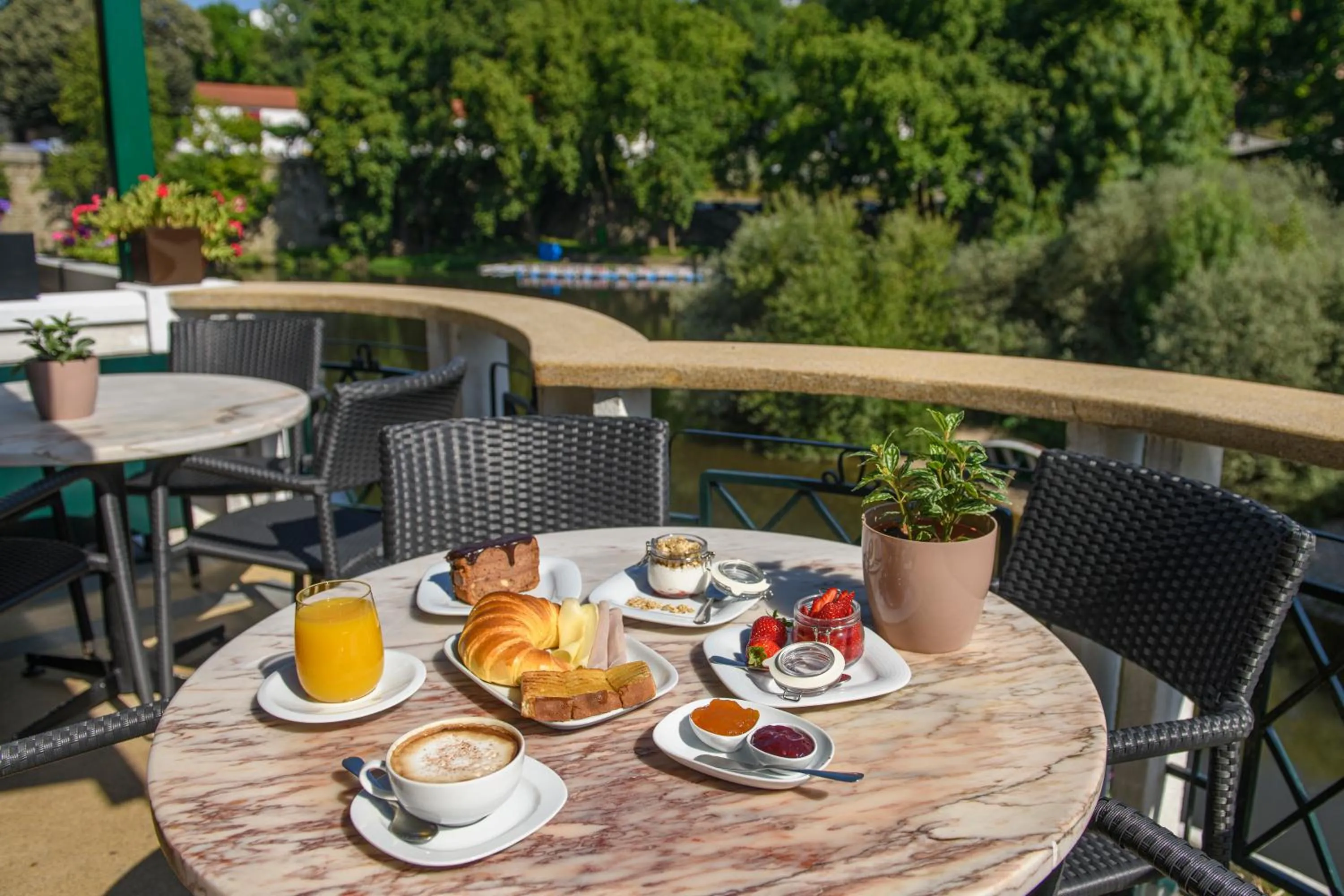 Breakfast in Covelo - The Original Rooms and Suites