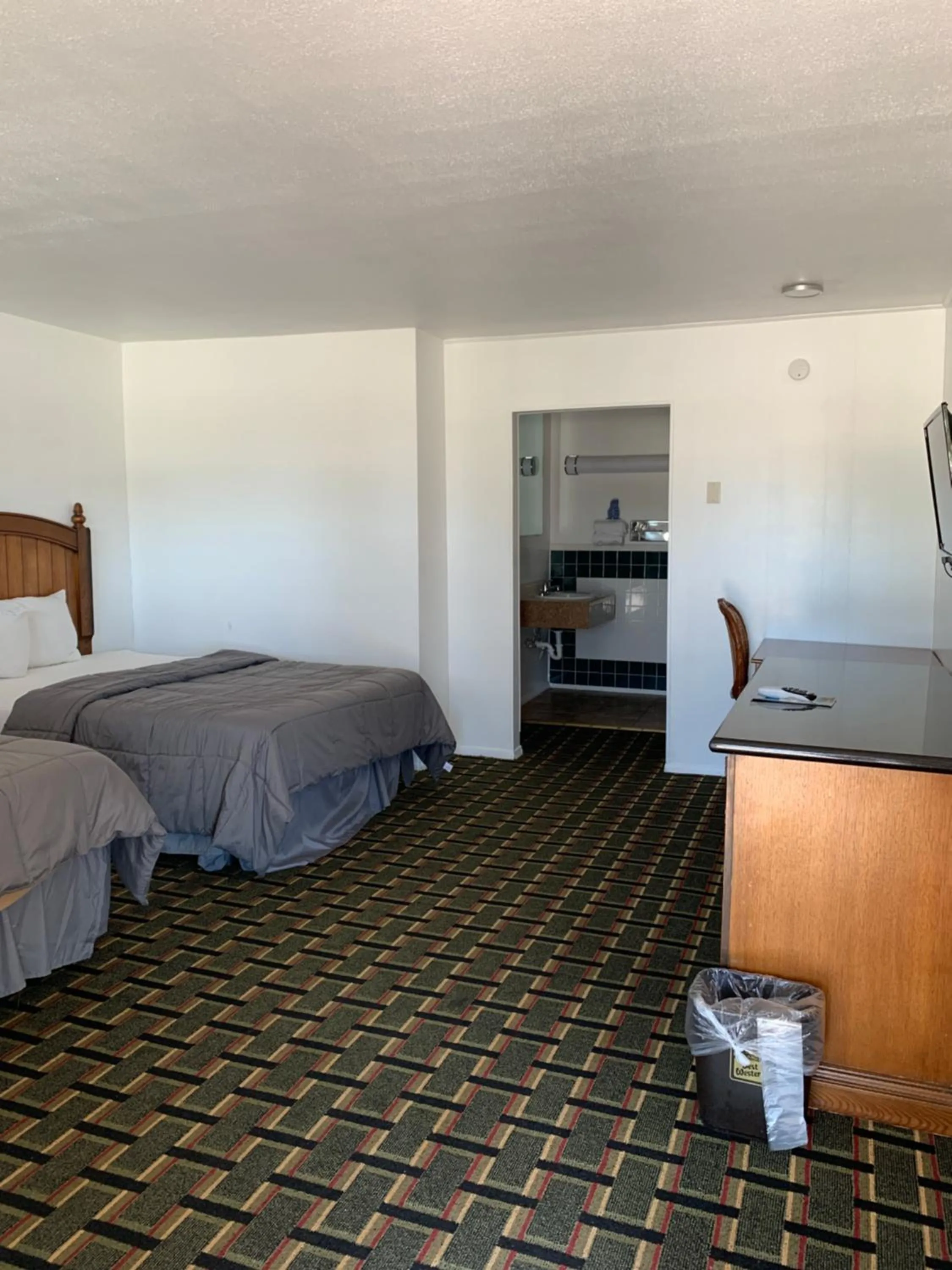 Bed in Raton’s Peak Inn