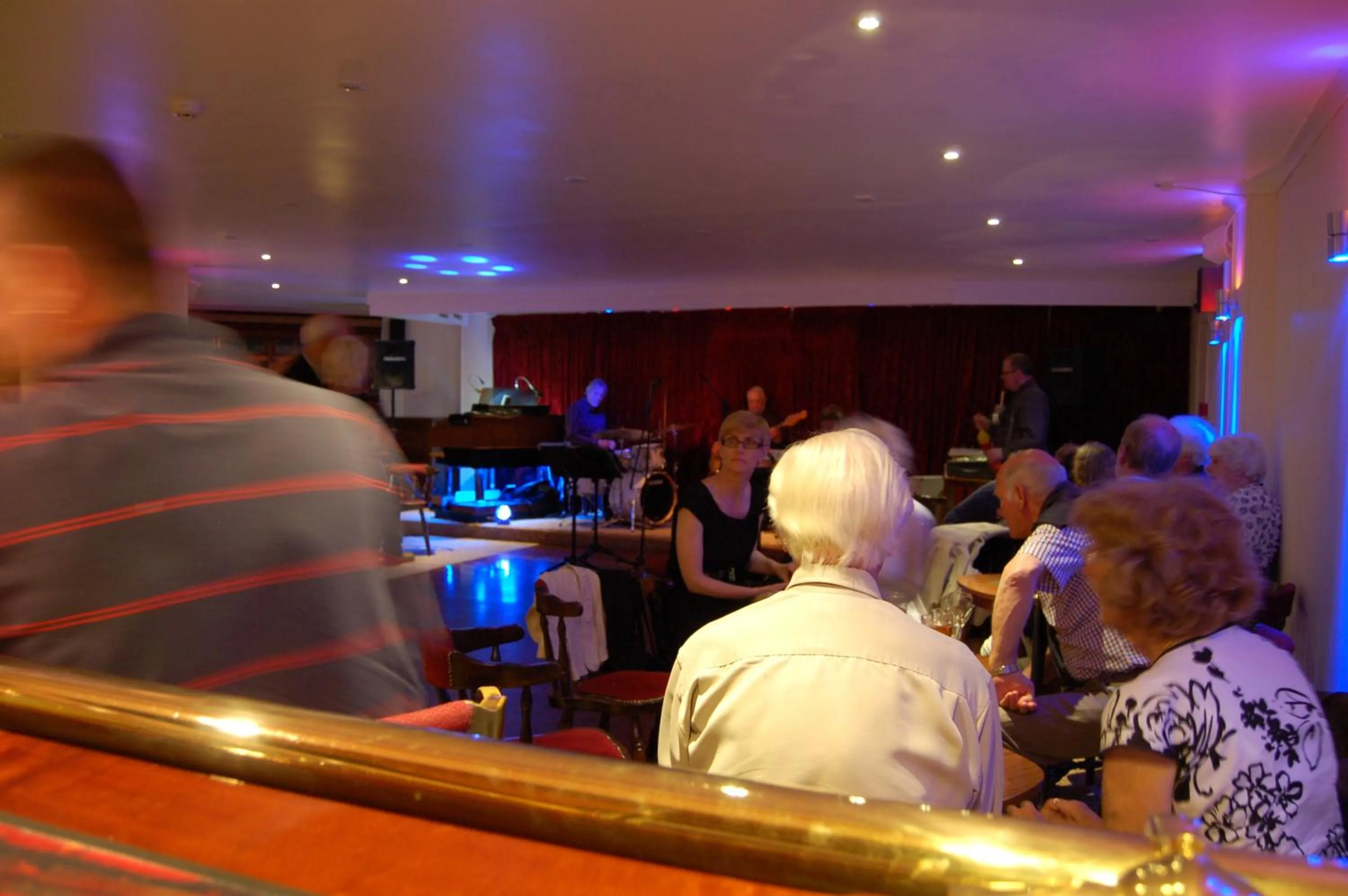 Evening entertainment in The Wight