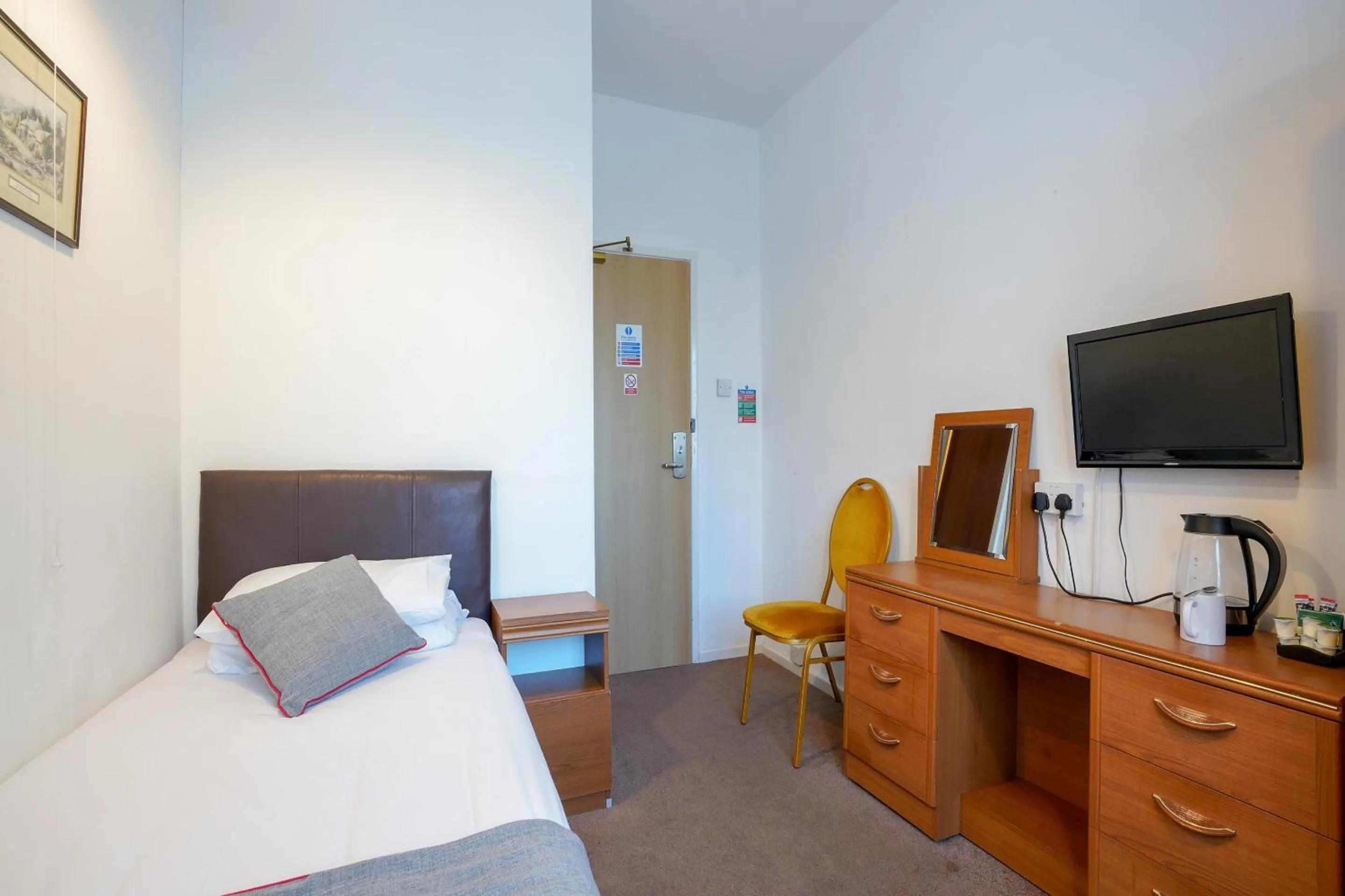 Bedroom, Bed in OYO Shanklin Beach Hotel