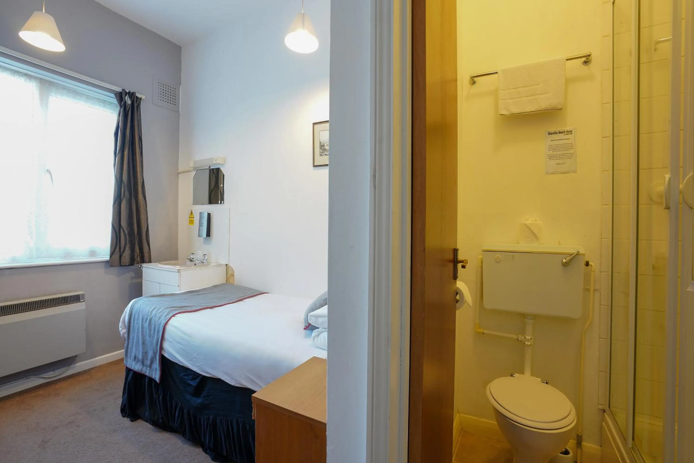 Bathroom, Bed in OYO Shanklin Beach Hotel