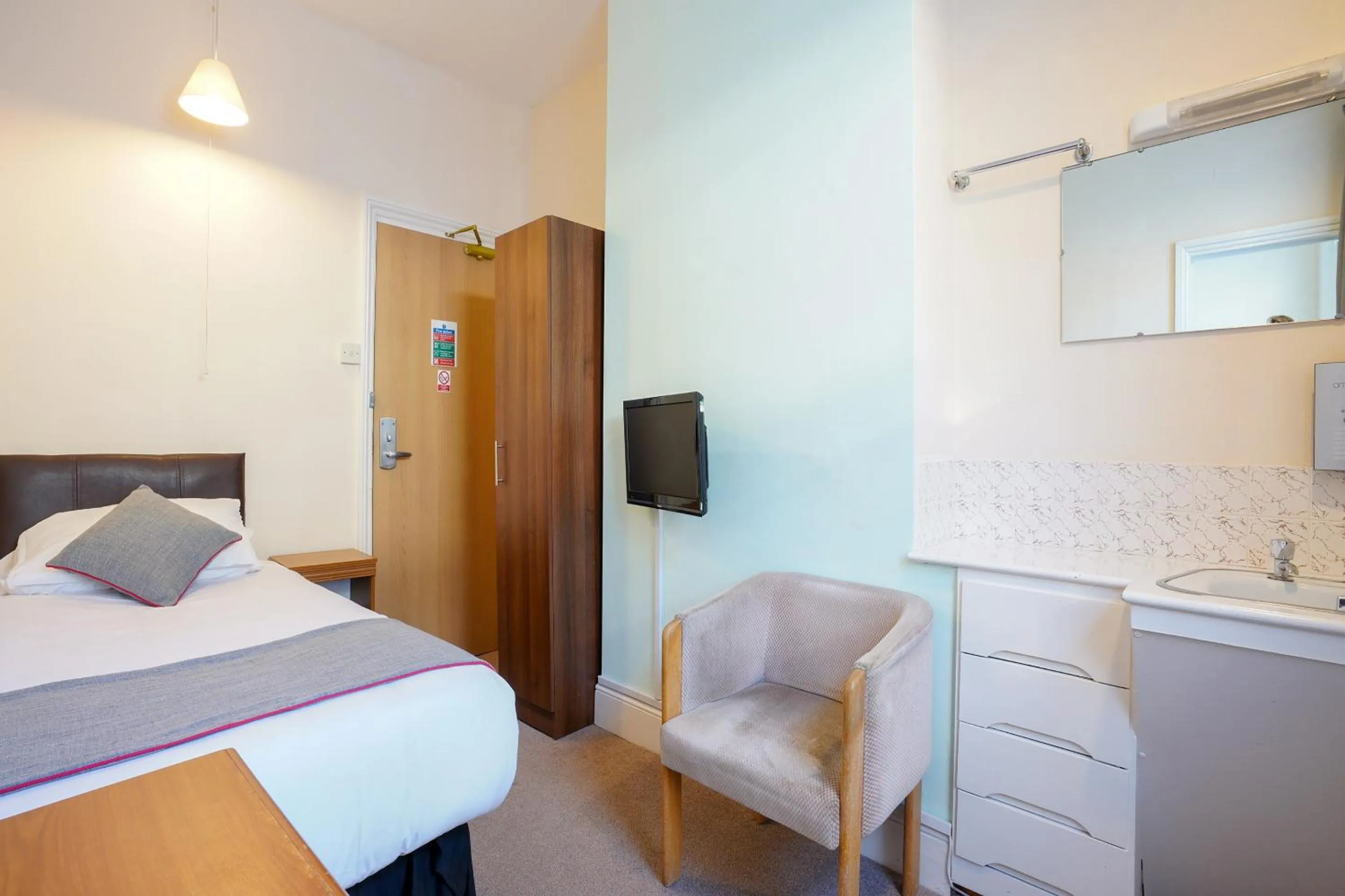 Bedroom, Bed in OYO Shanklin Beach Hotel