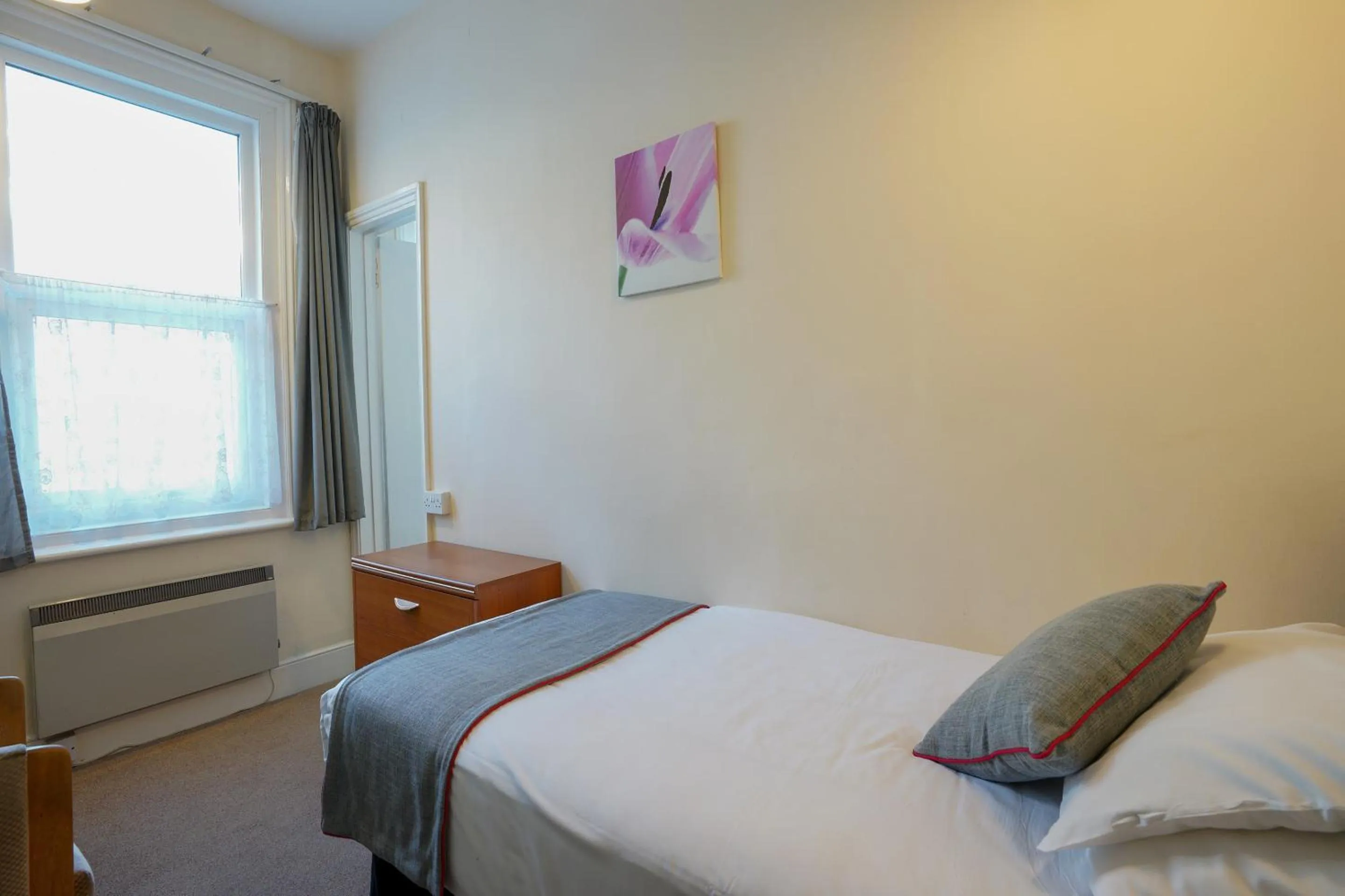 Bedroom, Bed in OYO Shanklin Beach Hotel