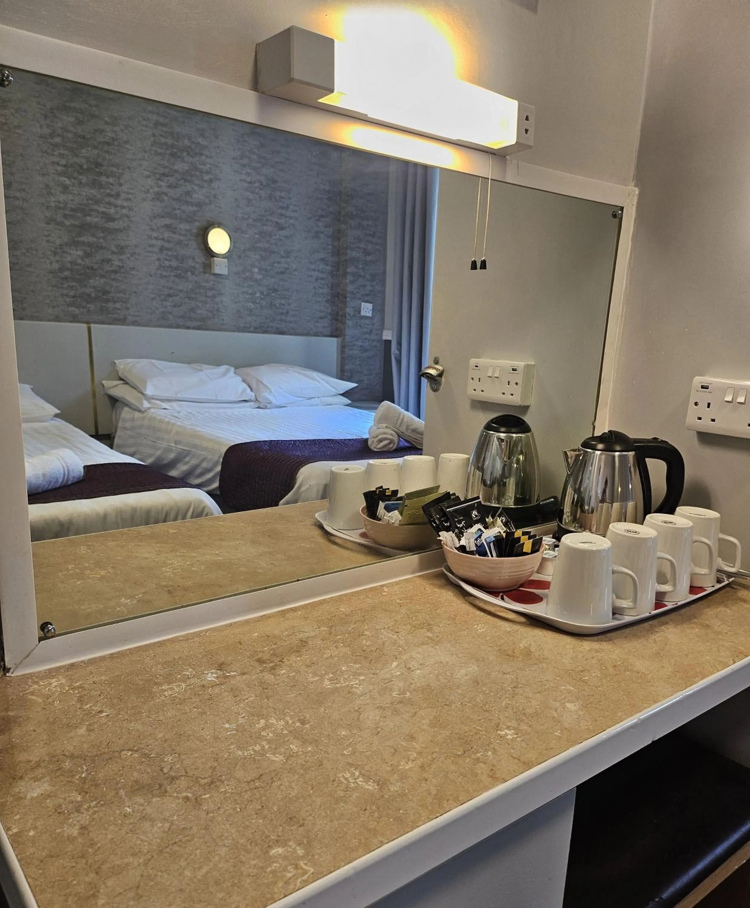 Coffee/tea facilities, Bed in The Blenheim Mount Hotel
