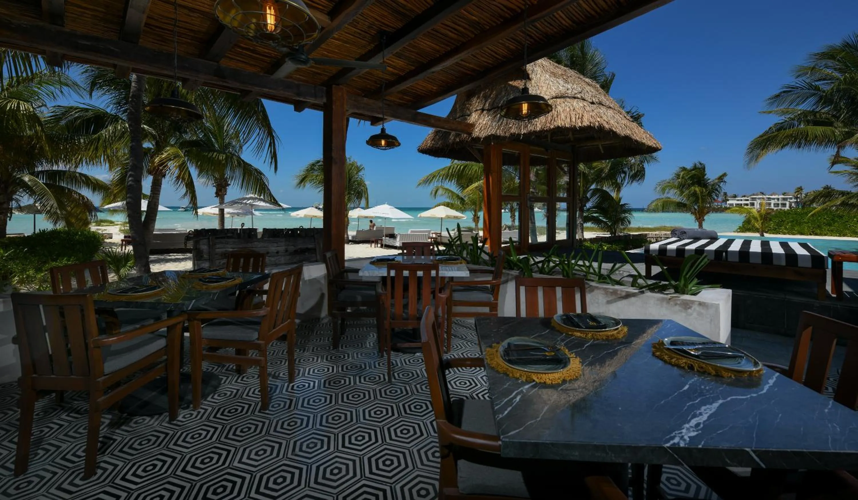 Restaurant/places to eat in Casa del Jaguar Beach Hotel
