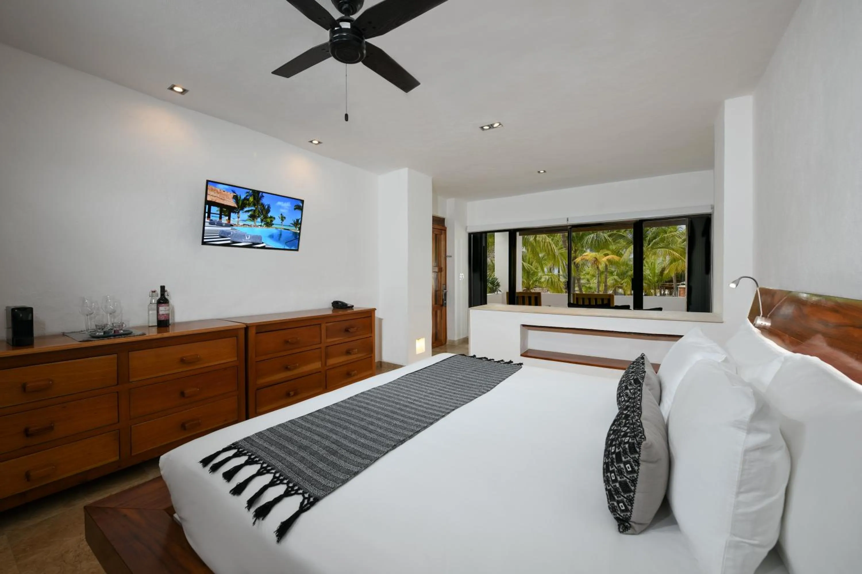 Photo of the whole room, Bed in Casa del Jaguar Beach Hotel