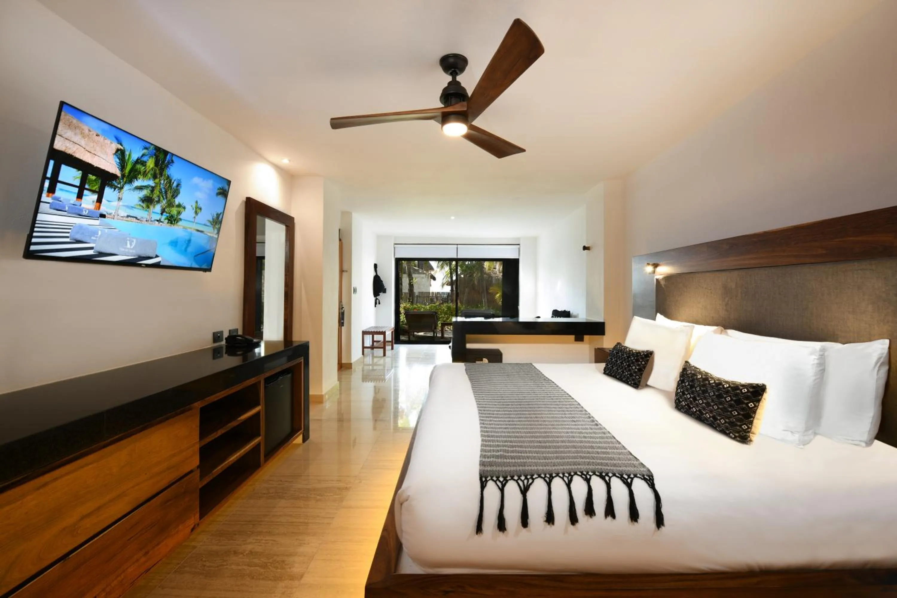 Photo of the whole room, Bed in Casa del Jaguar Beach Hotel