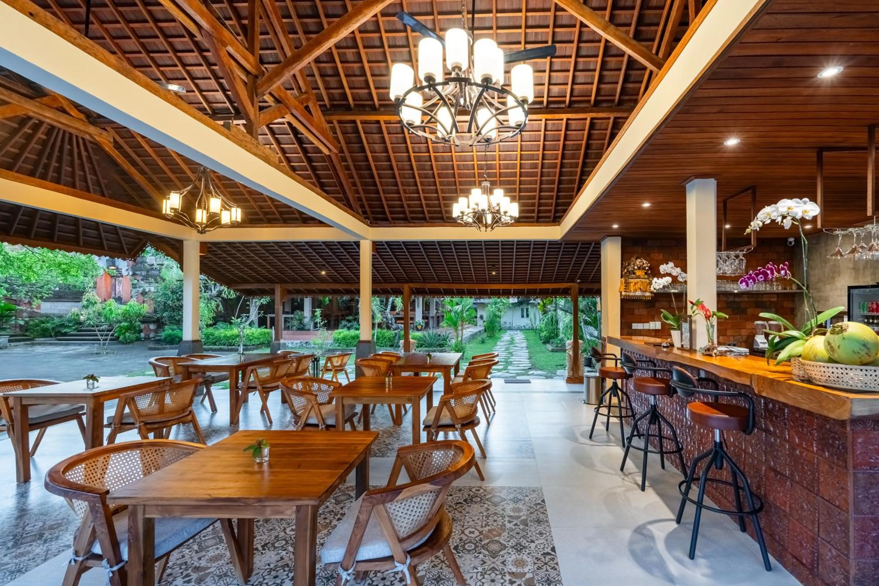 Restaurant/places to eat in Puri Andong Villa