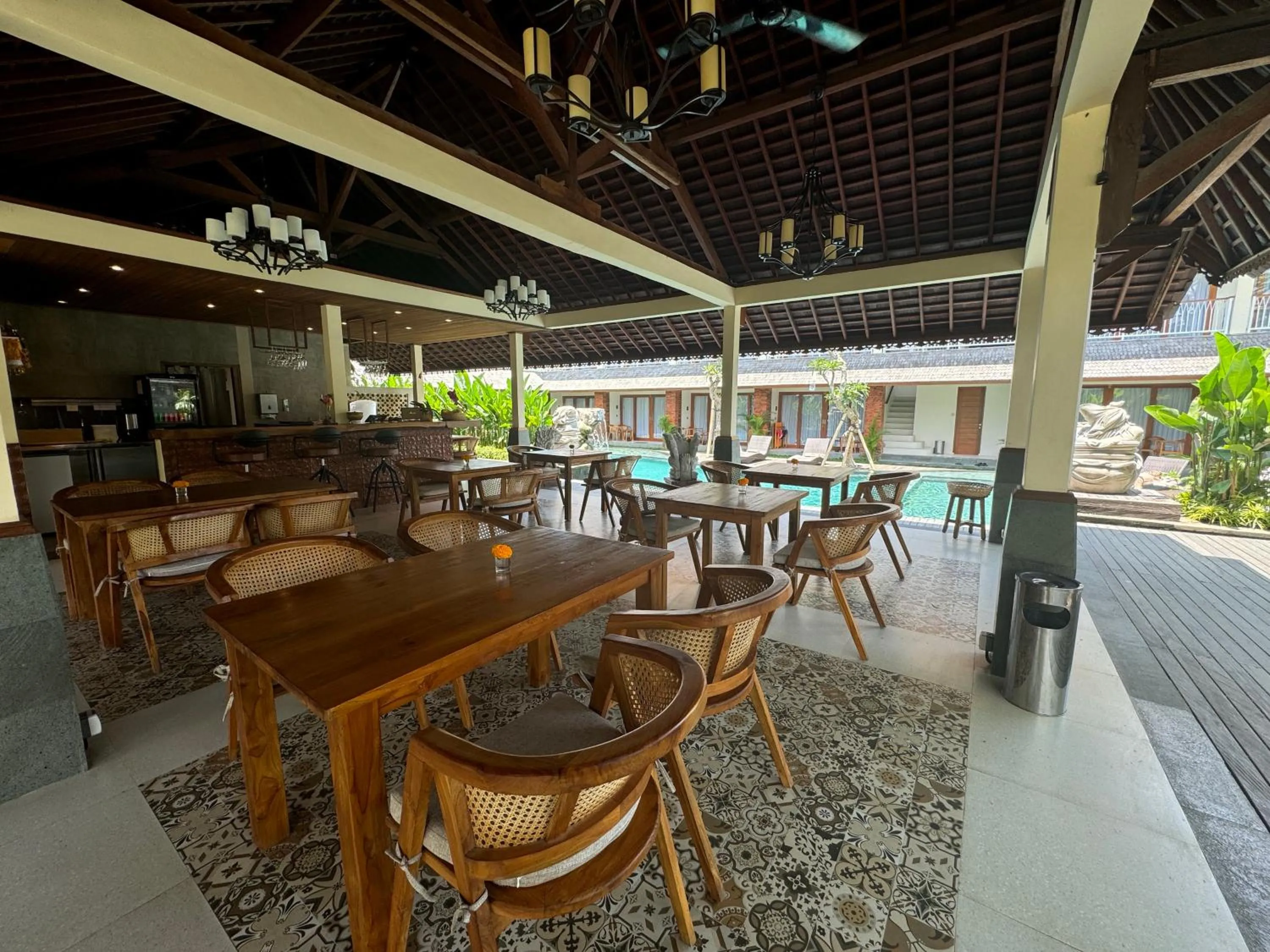 Restaurant/places to eat in Puri Andong Villa