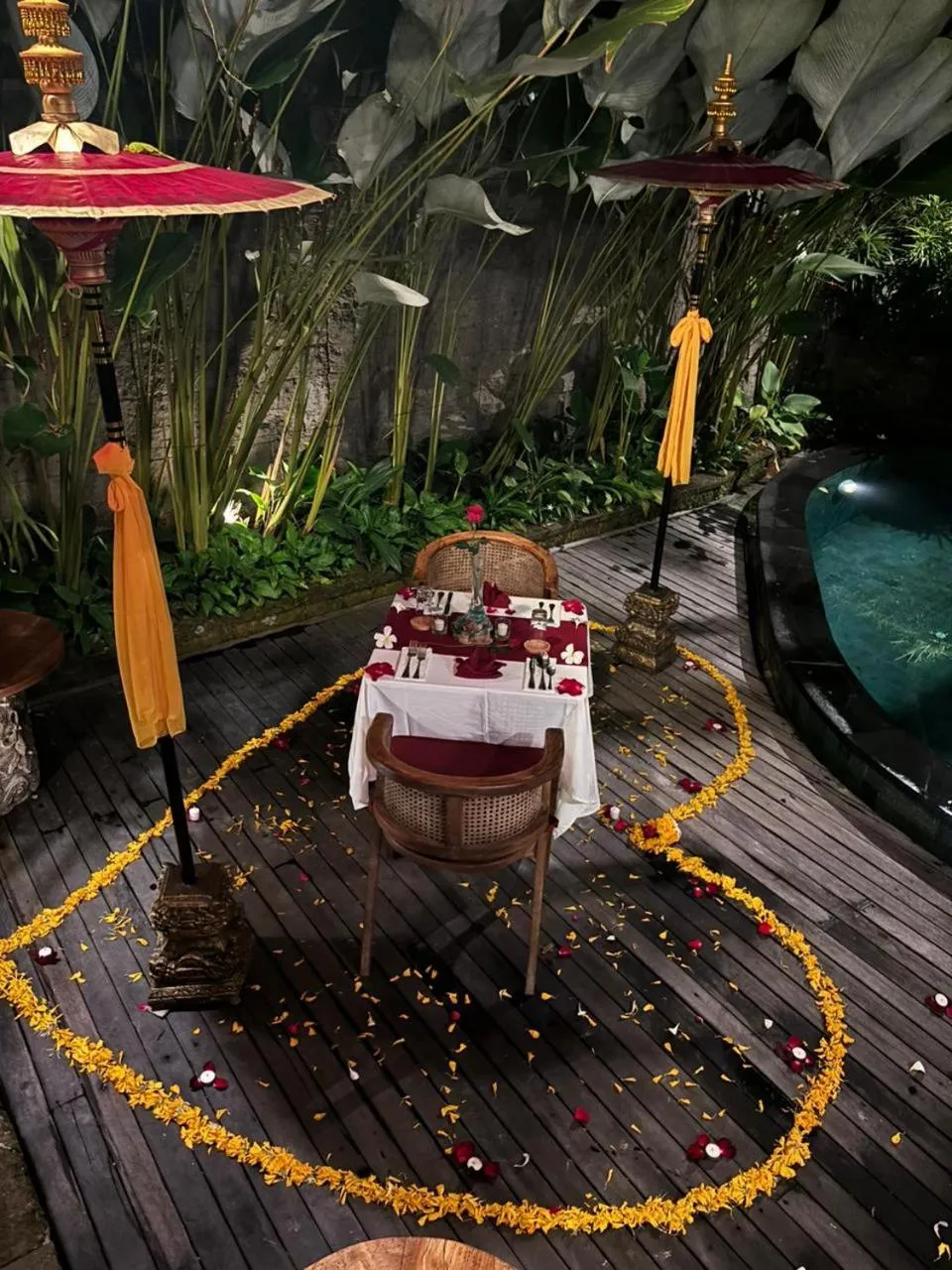 Restaurant/places to eat in Puri Andong Villa