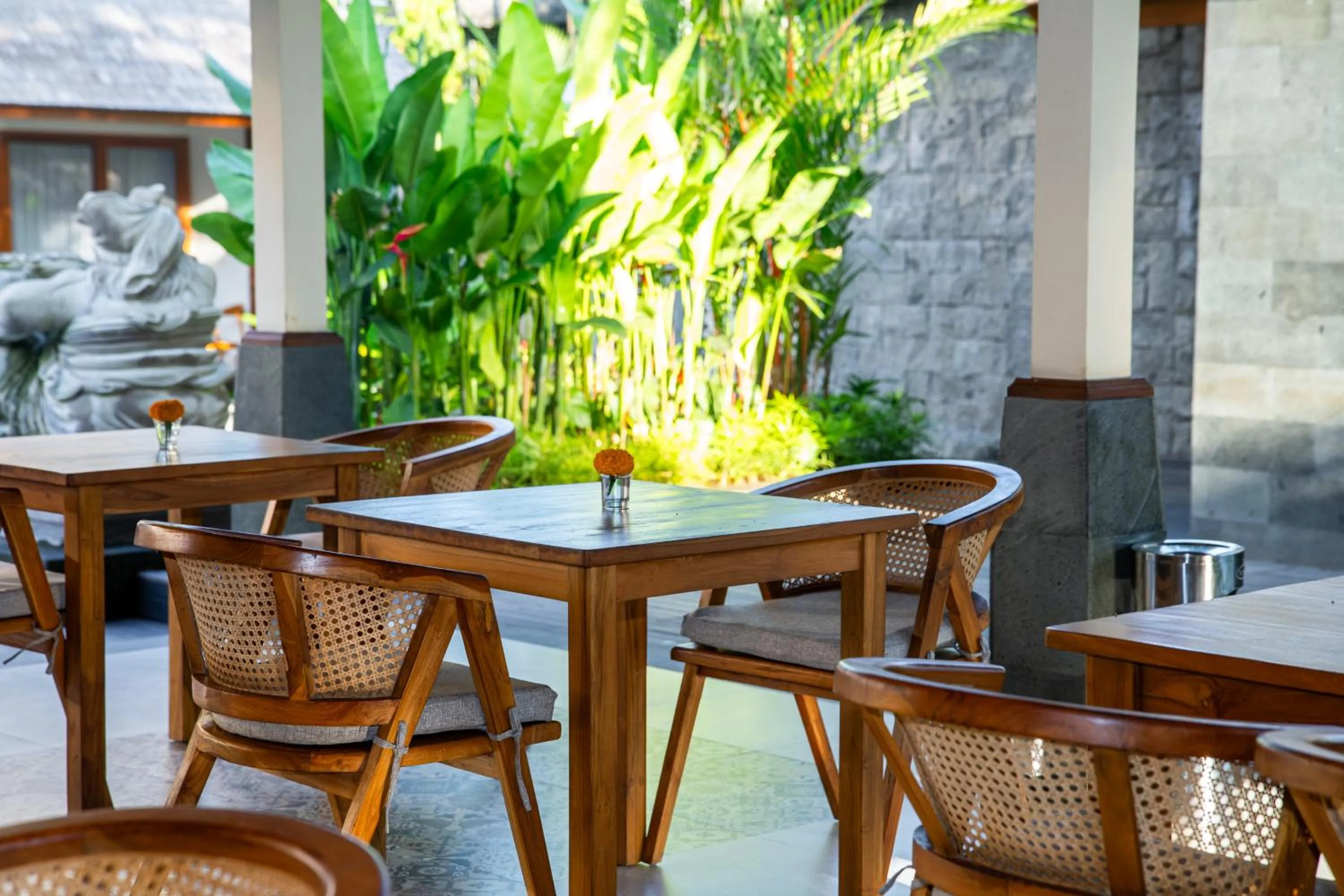 Restaurant/places to eat in Puri Andong Villa