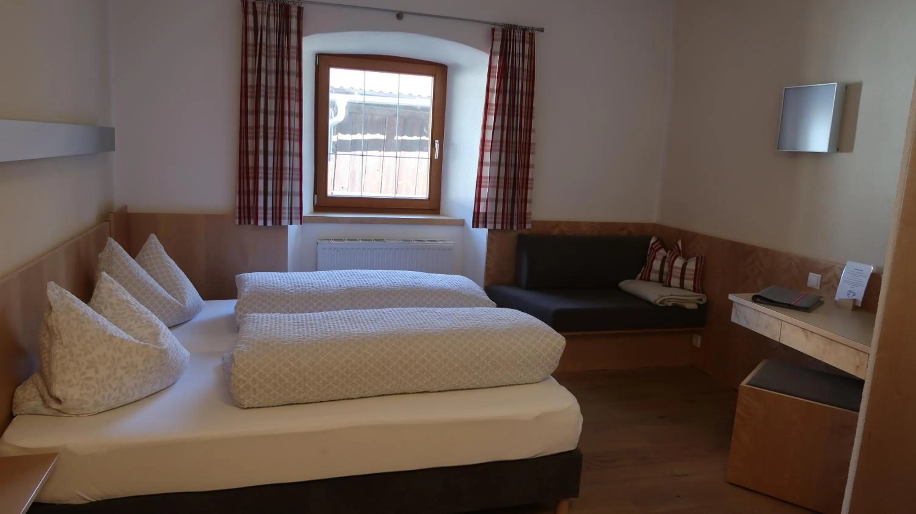 Photo of the whole room, Bed in Hotel Garni Löwen