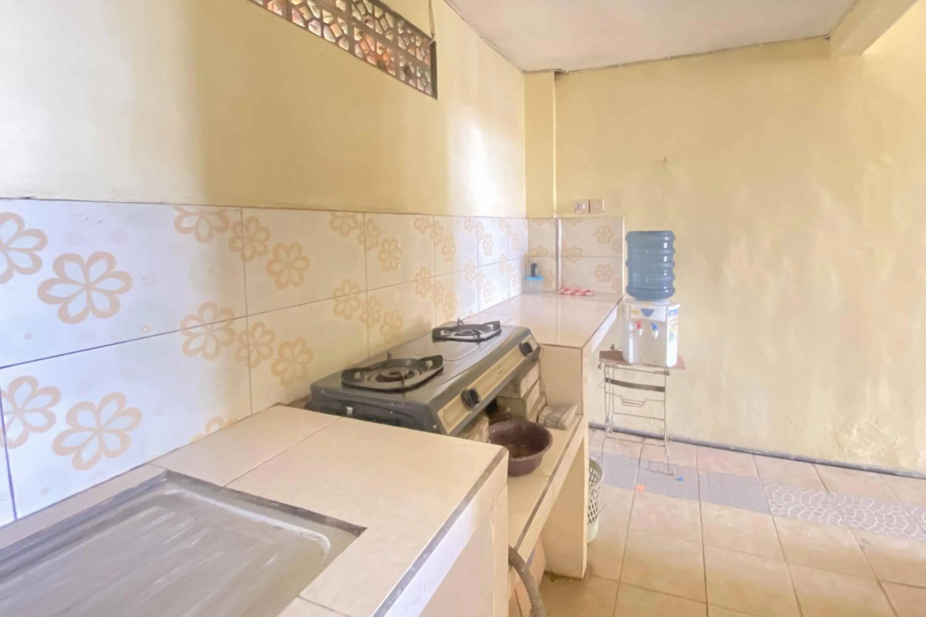 Kitchen or kitchenette in Kanca Homestay Syariah RedPartner near GOR Untung Suropati