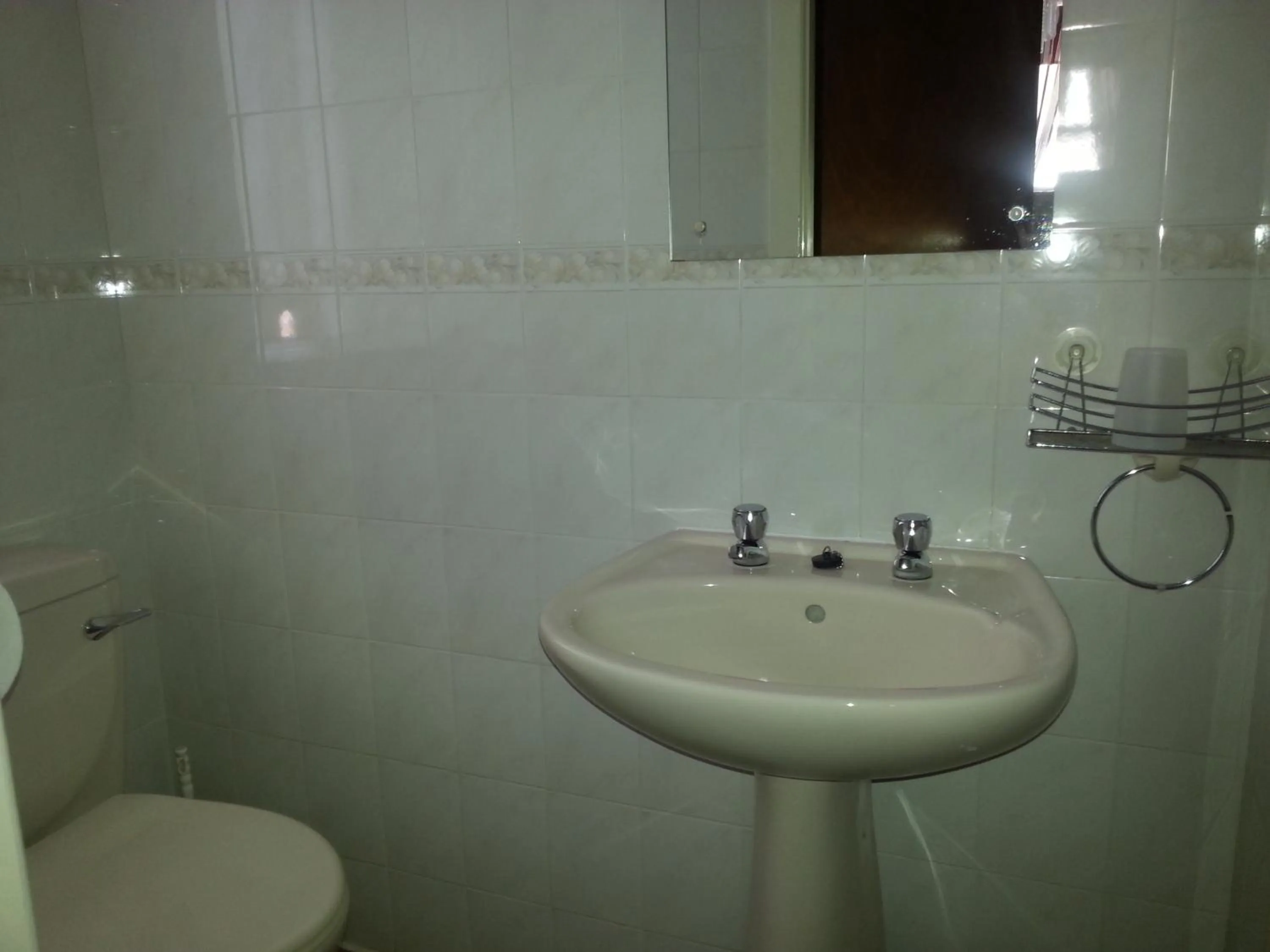 Bathroom in Lynwood Hotel