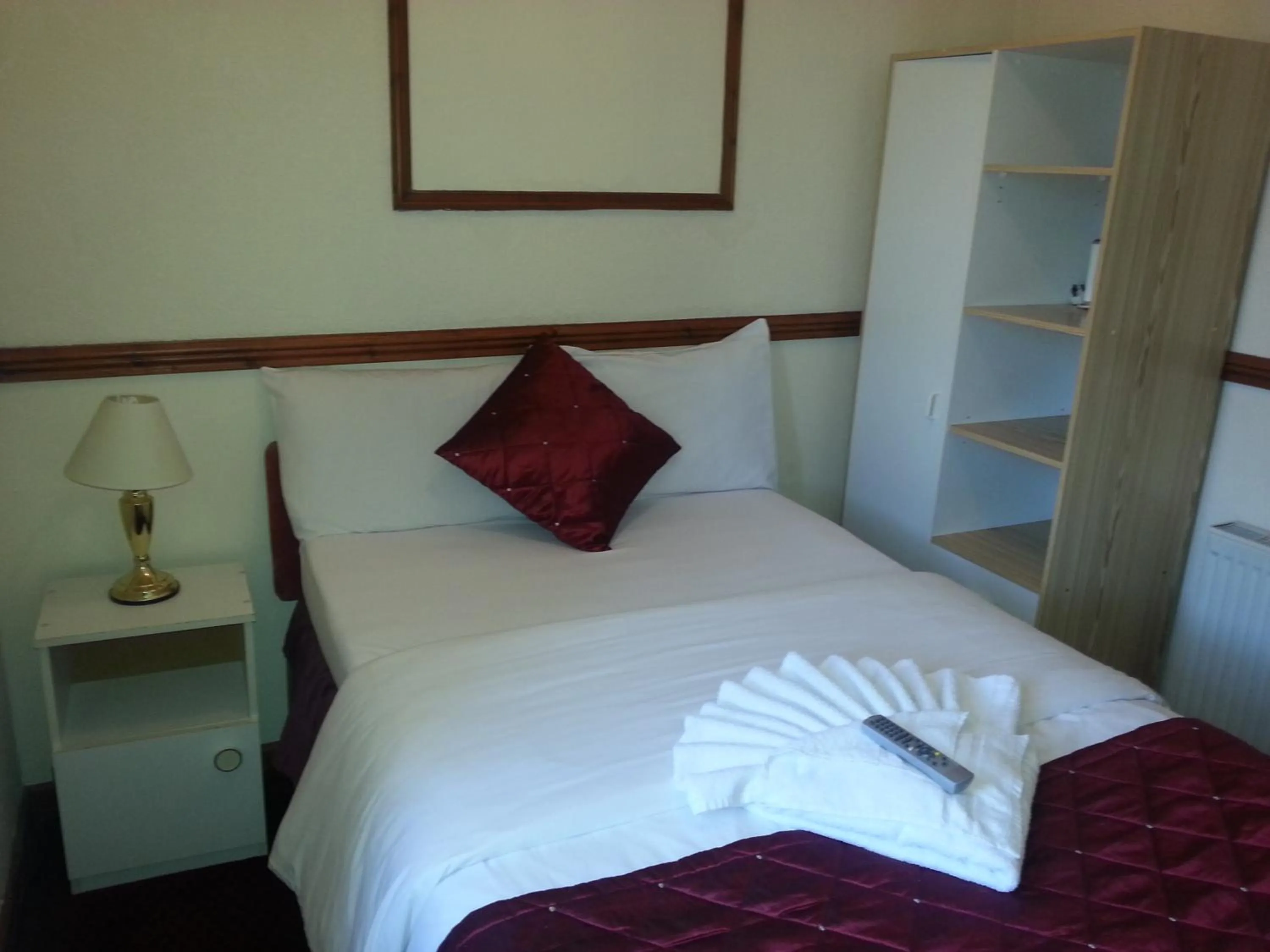 Bed in Lynwood Hotel