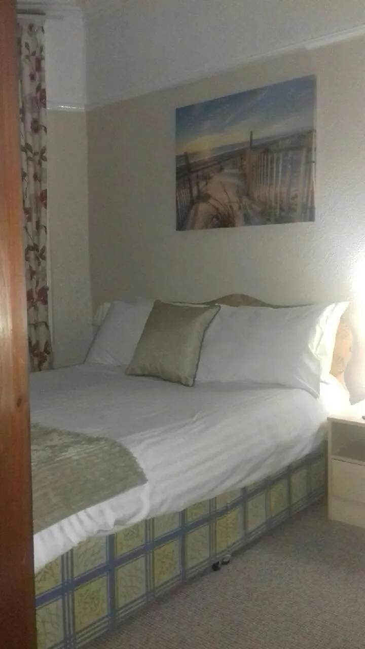 Shower, Bed in Lynwood Hotel