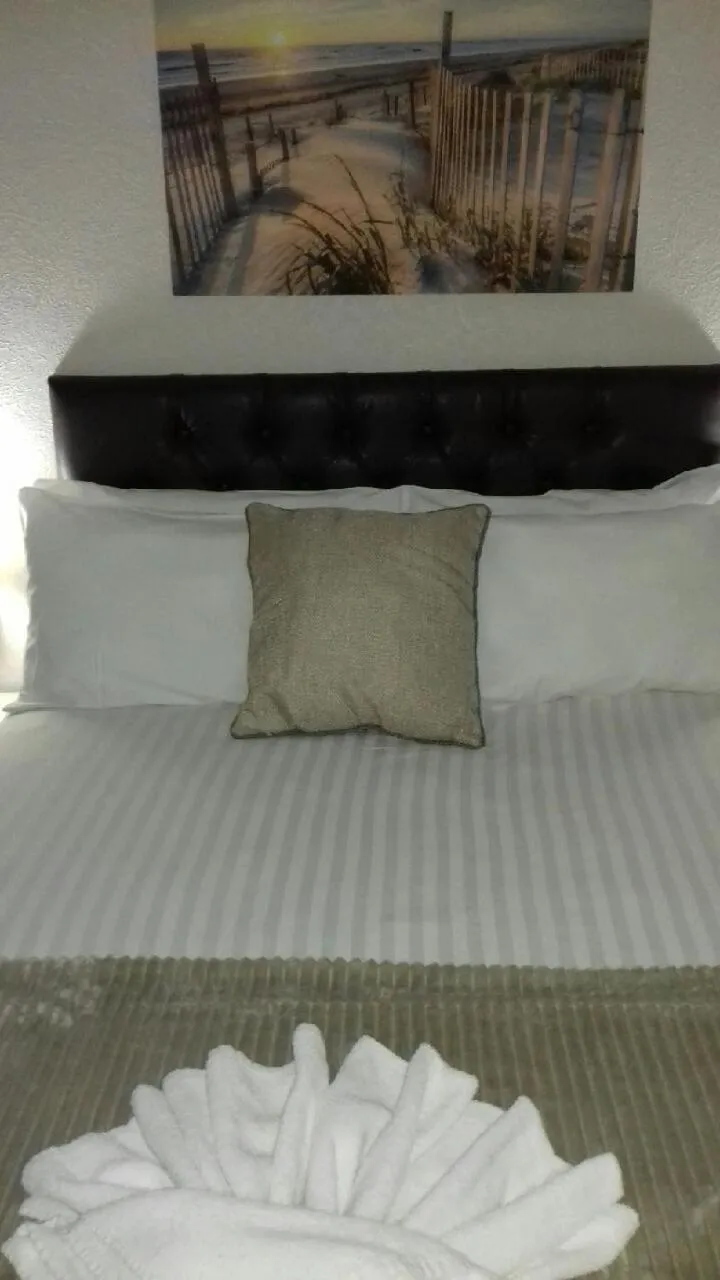 Shower, Bed in Lynwood Hotel